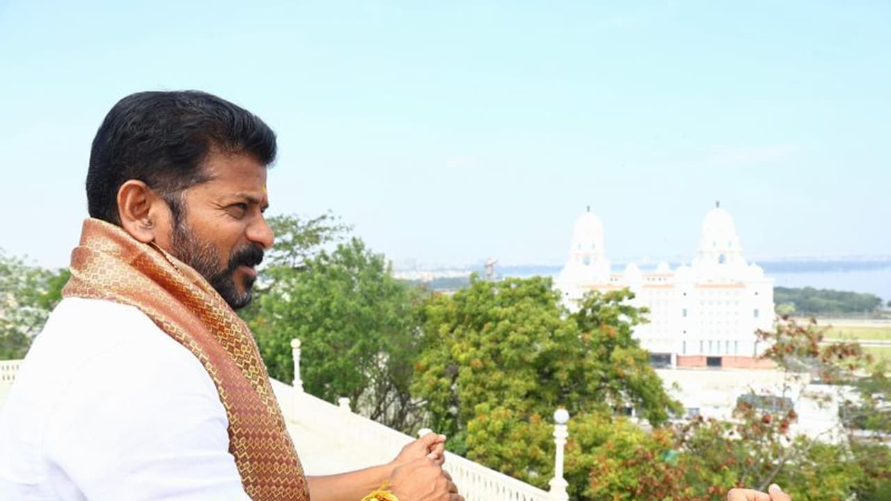 CM Revanth Reddy: నడిరాత్రి నా ఇంటిపై లాఠీలు పడి.. నన్ను నిర్బంధించి.. : సీఎం రేవంత్ రెడ్డి ఎమోషనల్ CM Revanth Reddy: నడిరాత్రి నా ఇంటిపై లాఠీలు పడి.. నన్ను నిర్బంధించి.. : సీఎం రేవంత్ రెడ్డి ఎమోషనల్