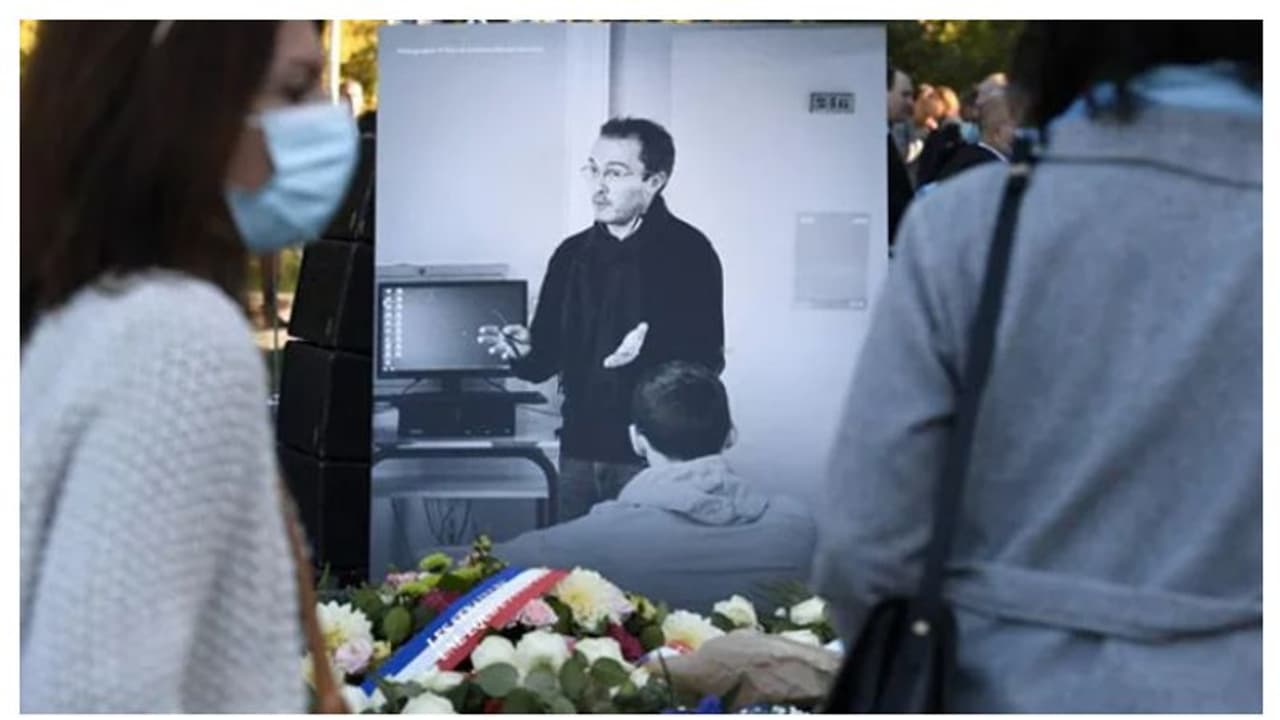 പ്രവാചകന്റെ കാരിക്കേച്ചർ പ്രദർശിപ്പിച്ച അധ്യാപകന്റെ തലയറുത്ത സംഭവം, 6 കൗമാരക്കാർ കുറ്റക്കാരെന്ന് ഫ്രഞ്ച് കോടതി പ്രവാചകന്റെ കാരിക്കേച്ചർ പ്രദർശിപ്പിച്ച അധ്യാപകന്റെ തലയറുത്ത സംഭവം, 6 കൗമാരക്കാർ കുറ്റക്കാരെന്ന് ഫ്രഞ്ച് കോടതി