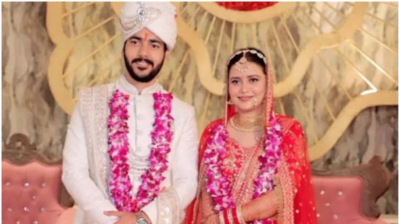 സ്ത്രീധനം വാങ്ങി, പക്ഷേ ആർമി ക്യാപ്റ്റന് കിട്ടുന്നത് അഭിനന്ദന പെരുമഴ; രാജ്യമാകെ സൂപ്പർഹിറ്റായി വിവാഹം, കാരണം സ്ത്രീധനം വാങ്ങി, പക്ഷേ ആർമി ക്യാപ്റ്റന് കിട്ടുന്നത് അഭിനന്ദന പെരുമഴ; രാജ്യമാകെ സൂപ്പർഹിറ്റായി വിവാഹം, കാരണം