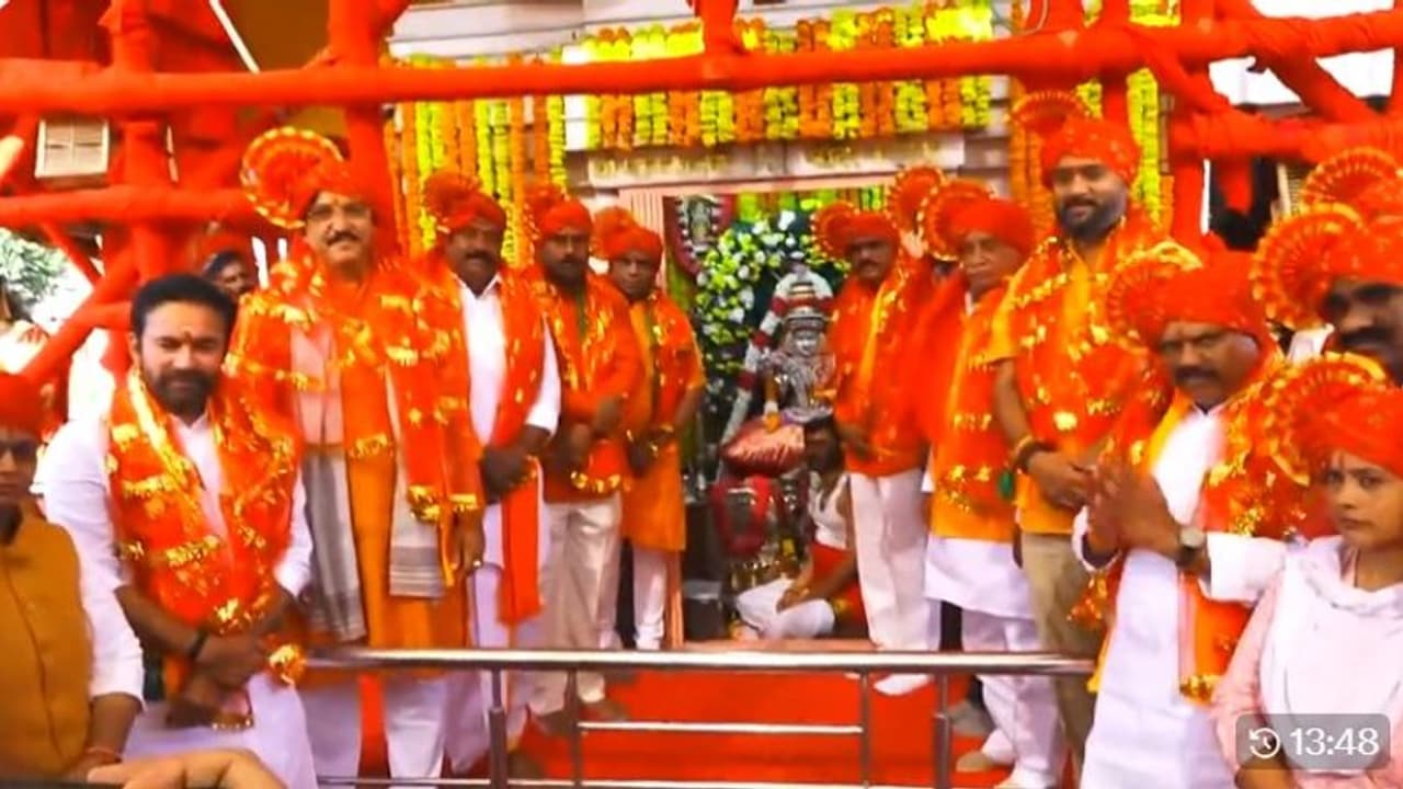 భాగ్యలక్ష్మి అమ్మవారిని దర్శించుకున్న కిషన్ రెడ్డి, బీజేపీ ఎమ్మెల్యేలు.. అసెంబ్లీ సమావేశాలకు దూరం ? భాగ్యలక్ష్మి అమ్మవారిని దర్శించుకున్న కిషన్ రెడ్డి, బీజేపీ ఎమ్మెల్యేలు.. అసెంబ్లీ సమావేశాలకు దూరం ?