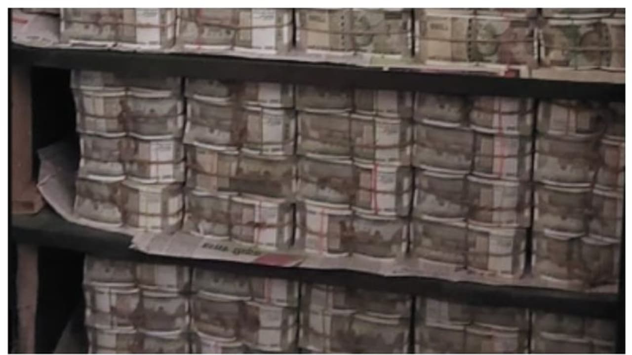 290 കോടി എണ്ണിത്തീര്ന്നില്ല, രഹസ്യ വിവരം ലഭിച്ചു, ഇനിയും കണ്ടെടുക്കാനുണ്ടെന്ന് ആദായ നികുതി വകുപ്പ് ! 290 കോടി എണ്ണിത്തീര്ന്നില്ല, രഹസ്യ വിവരം ലഭിച്ചു, ഇനിയും കണ്ടെടുക്കാനുണ്ടെന്ന് ആദായ നികുതി വകുപ്പ് !