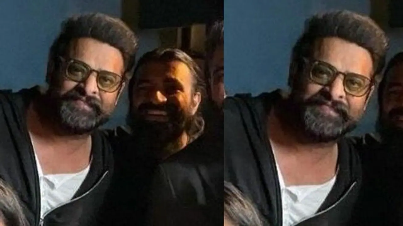 Prabhas Look : ‘కల్కి’ టీమ్ తో నెట్ ఫ్లిక్స్ సీఈవో... ప్రభాస్ న్యూ లుక్ చూశారా.! వైరల్ గా మారిన పిక్ Prabhas Look : ‘కల్కి’ టీమ్ తో నెట్ ఫ్లిక్స్ సీఈవో... ప్రభాస్ న్యూ లుక్ చూశారా.! వైరల్ గా మారిన పిక్