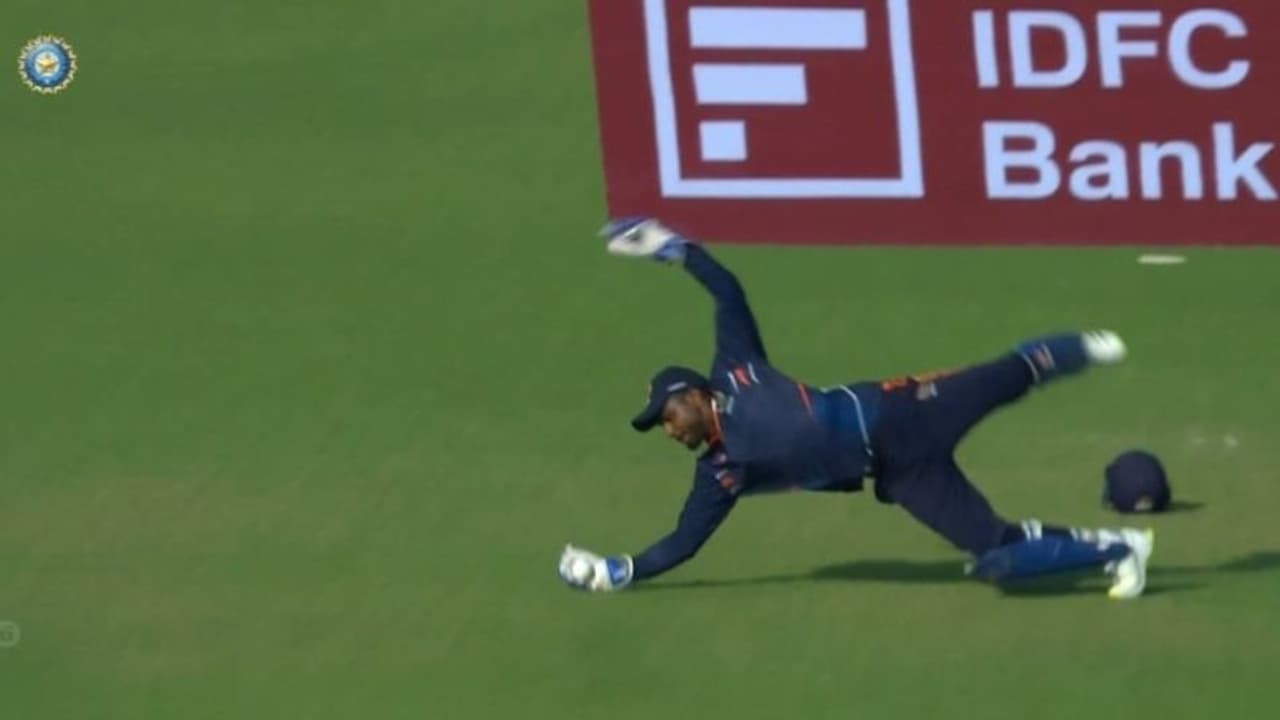 പടപടാ നാല് വിക്കറ്റ്; മഹാരാഷ്ട്രയുടെ റോക്കറ്റ് വേഗത്തിന്റെ കാറ്റഴിച്ച് കേരളം, ത്രില്ലര് തിരിച്ചുവരവ് പടപടാ നാല് വിക്കറ്റ്; മഹാരാഷ്ട്രയുടെ റോക്കറ്റ് വേഗത്തിന്റെ കാറ്റഴിച്ച് കേരളം, ത്രില്ലര് തിരിച്ചുവരവ്