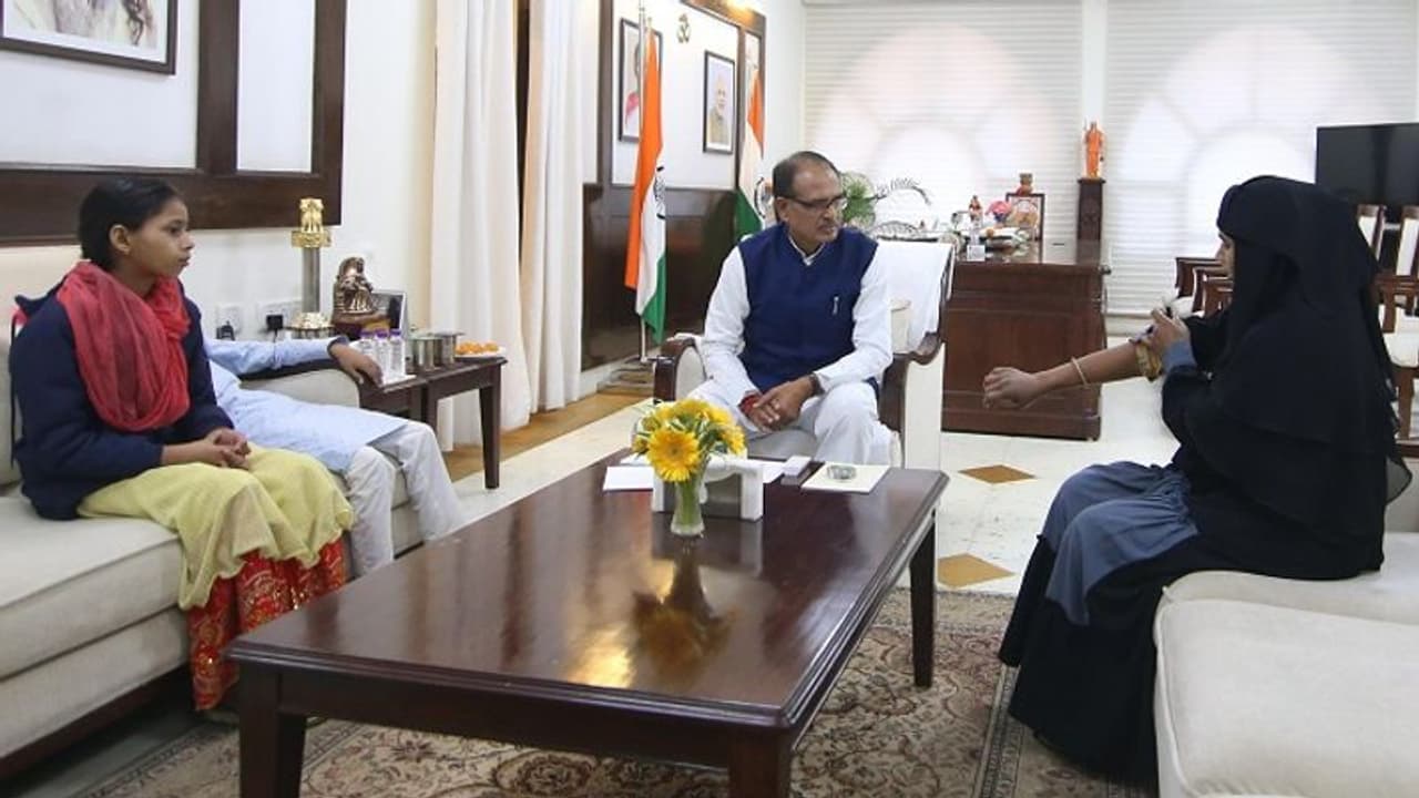 ಬಿಜೆಪಿಗೆ ಮತ: ಮುಸ್ಲಿಂ ಮಹಿಳೆ ಮೇಲೆ ಬಾವನಿಂದ ಹಲ್ಲೆ; ಶಿವರಾಜ್‌ ಸಿಂಗ್ ಚೌಹಾಣ್‌ ಸಾಂತ್ವನ