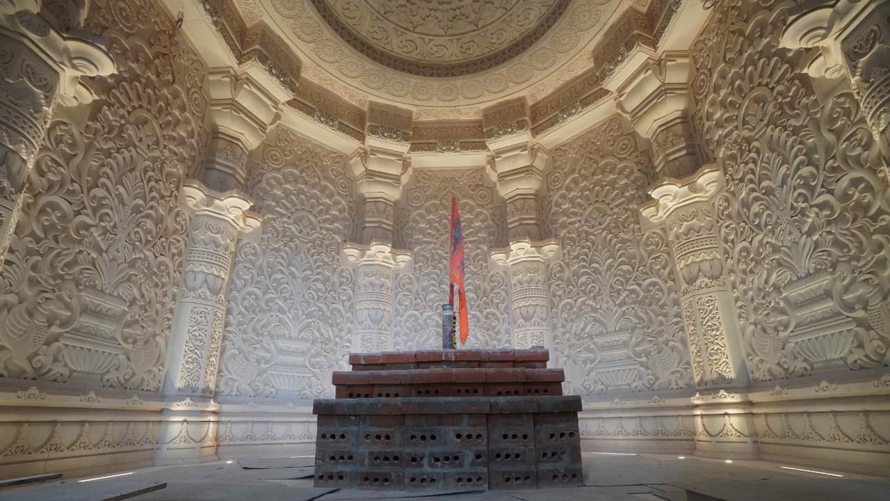 ರಾಮ ಮಂದಿರ ಗರ್ಭಗುಡಿಯಲ್ಲಿ ರಾಮಲಲ್ಲಾ ಪ್ರತಿಷ್ಠಾಪನೆ, ಮೊಬೈಲ್ ಬಳಕೆ ನಿಷೇಧ! ರಾಮ ಮಂದಿರ ಗರ್ಭಗುಡಿಯಲ್ಲಿ ರಾಮಲಲ್ಲಾ ಪ್ರತಿಷ್ಠಾಪನೆ, ಮೊಬೈಲ್ ಬಳಕೆ ನಿಷೇಧ!