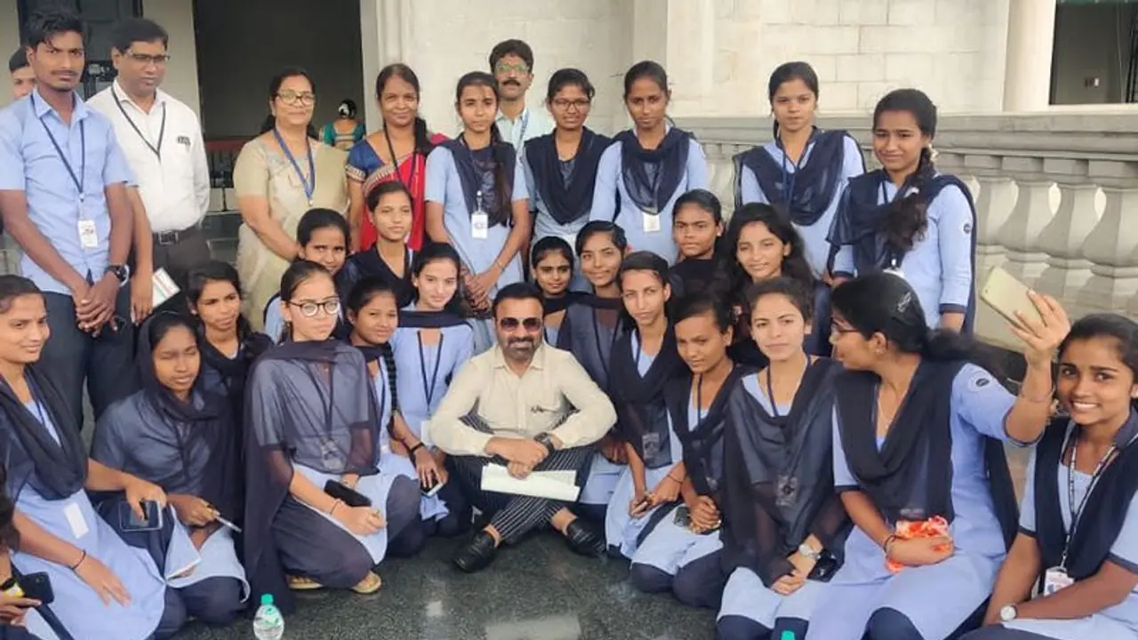 ವಿದ್ಯಾರ್ಥಿಗಳಿಗೆ ಆಡಳಿತ, ರಾಜಕೀಯ ವ್ಯವಸ್ಥೆಯ ಅರಿವು ಮುಖ್ಯ: ಸಚಿವ ಸಂತೋಷ ಲಾಡ್ ವಿದ್ಯಾರ್ಥಿಗಳಿಗೆ ಆಡಳಿತ, ರಾಜಕೀಯ ವ್ಯವಸ್ಥೆಯ ಅರಿವು ಮುಖ್ಯ: ಸಚಿವ ಸಂತೋಷ ಲಾಡ್