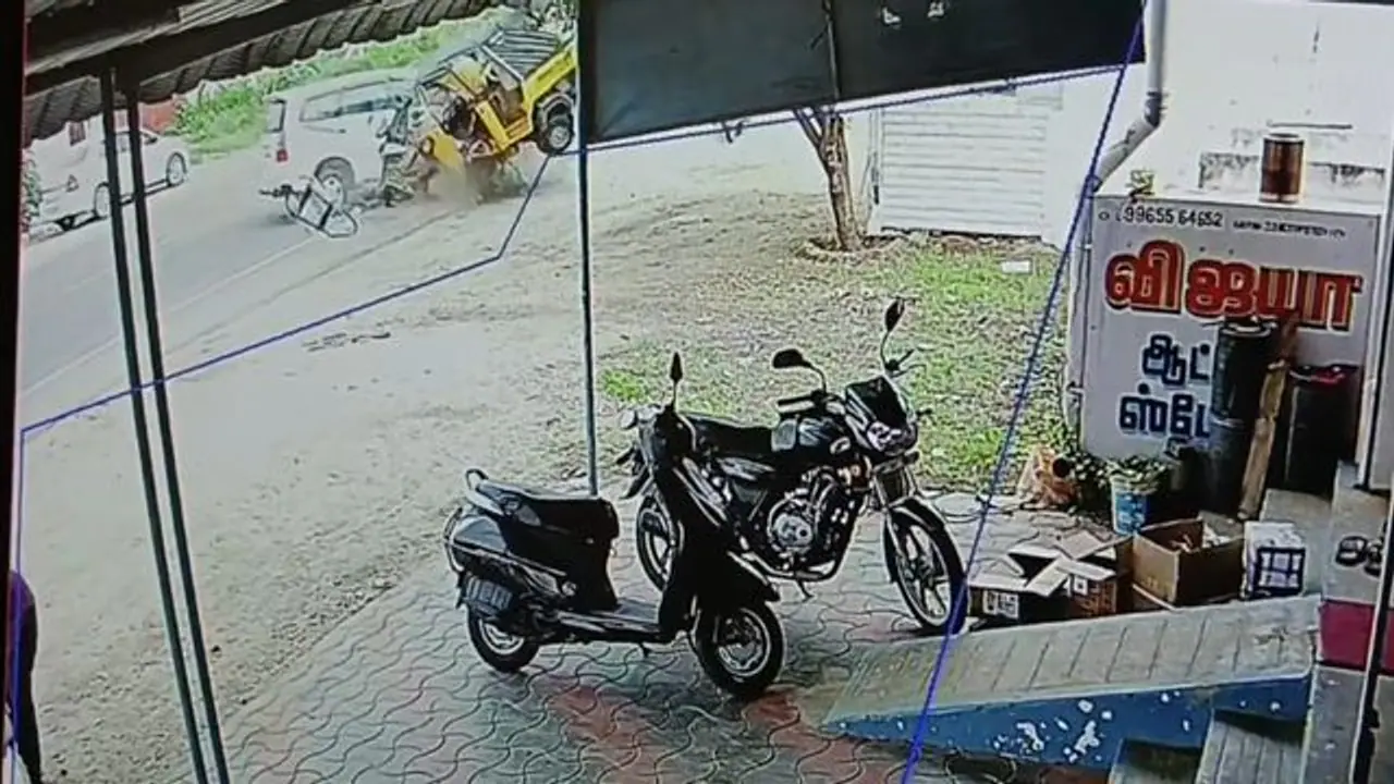 முன்னால் சென்ற வாகனத்தை முந்த முயன்றபோது கோர விபத்து; சொகுசு கார் மோதி 6 பேர் படுகாயம் முன்னால் சென்ற வாகனத்தை முந்த முயன்றபோது கோர விபத்து; சொகுசு கார் மோதி 6 பேர் படுகாயம்