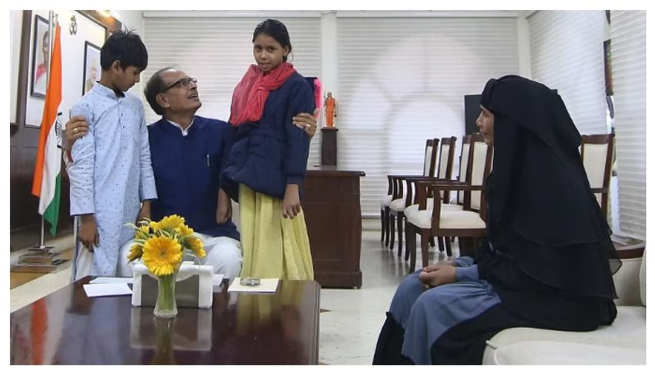 ബിജെപിക്ക് വോട്ട് ചെയ്തതിന് ഭർതൃസഹോദരൻ മർദിച്ചതായി മുസ്ലിം യുവതിയുടെ പരാതി, ആശ്വസിപ്പിച്ച് ശിവരാജ് സിങ് ചൗഹാൻ ബിജെപിക്ക് വോട്ട് ചെയ്തതിന് ഭർതൃസഹോദരൻ മർദിച്ചതായി മുസ്ലിം യുവതിയുടെ പരാതി, ആശ്വസിപ്പിച്ച് ശിവരാജ് സിങ് ചൗഹാൻ