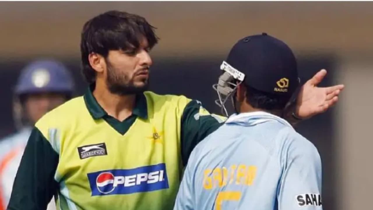 അഫ്രീദിയുമായുള്ള ഉടക്കിനെ കുറിച്ച് ചോദ്യം, കലിപ്പായി ഗൗതം ഗംഭീര്; വേറെ ഒന്നും പറയാനില്ലേന്ന് മറുചോദ്യം അഫ്രീദിയുമായുള്ള ഉടക്കിനെ കുറിച്ച് ചോദ്യം, കലിപ്പായി ഗൗതം ഗംഭീര്; വേറെ ഒന്നും പറയാനില്ലേന്ന് മറുചോദ്യം