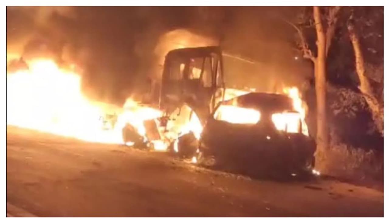 ട്രക്കുമായി കൂട്ടിയിടിച്ച് കാറിന് തീപിടിച്ചു, ലോക്ക് തുറക്കാനാകാതെ കുട്ടിയടക്കം 8 പേർ വെന്തുമരിച്ചു, ദാരുണം ട്രക്കുമായി കൂട്ടിയിടിച്ച് കാറിന് തീപിടിച്ചു, ലോക്ക് തുറക്കാനാകാതെ കുട്ടിയടക്കം 8 പേർ വെന്തുമരിച്ചു, ദാരുണം