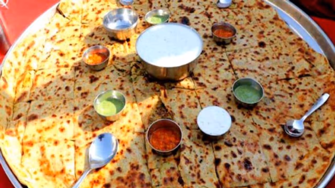 ബാഹുബലി പറാത്ത, രണ്ടെണ്ണം കഴിച്ചാൽ ഒരുലക്ഷം സമ്മാനം, ജീവിതാവസാനം വരെ ഫ്രീ പറാത്തയും ബാഹുബലി പറാത്ത, രണ്ടെണ്ണം കഴിച്ചാൽ ഒരുലക്ഷം സമ്മാനം, ജീവിതാവസാനം വരെ ഫ്രീ പറാത്തയും