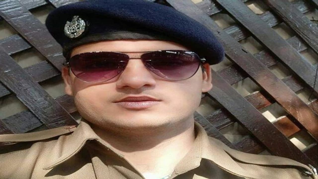 ஓடும் ரயிலில் 4 பேரை சுட்டுக் கொன்ற காவலர் மனநலம் பாதிக்கப்பட்டிருந்தார்: மனைவி தகவல்! ஓடும் ரயிலில் 4 பேரை சுட்டுக் கொன்ற காவலர் மனநலம் பாதிக்கப்பட்டிருந்தார்: மனைவி தகவல்!