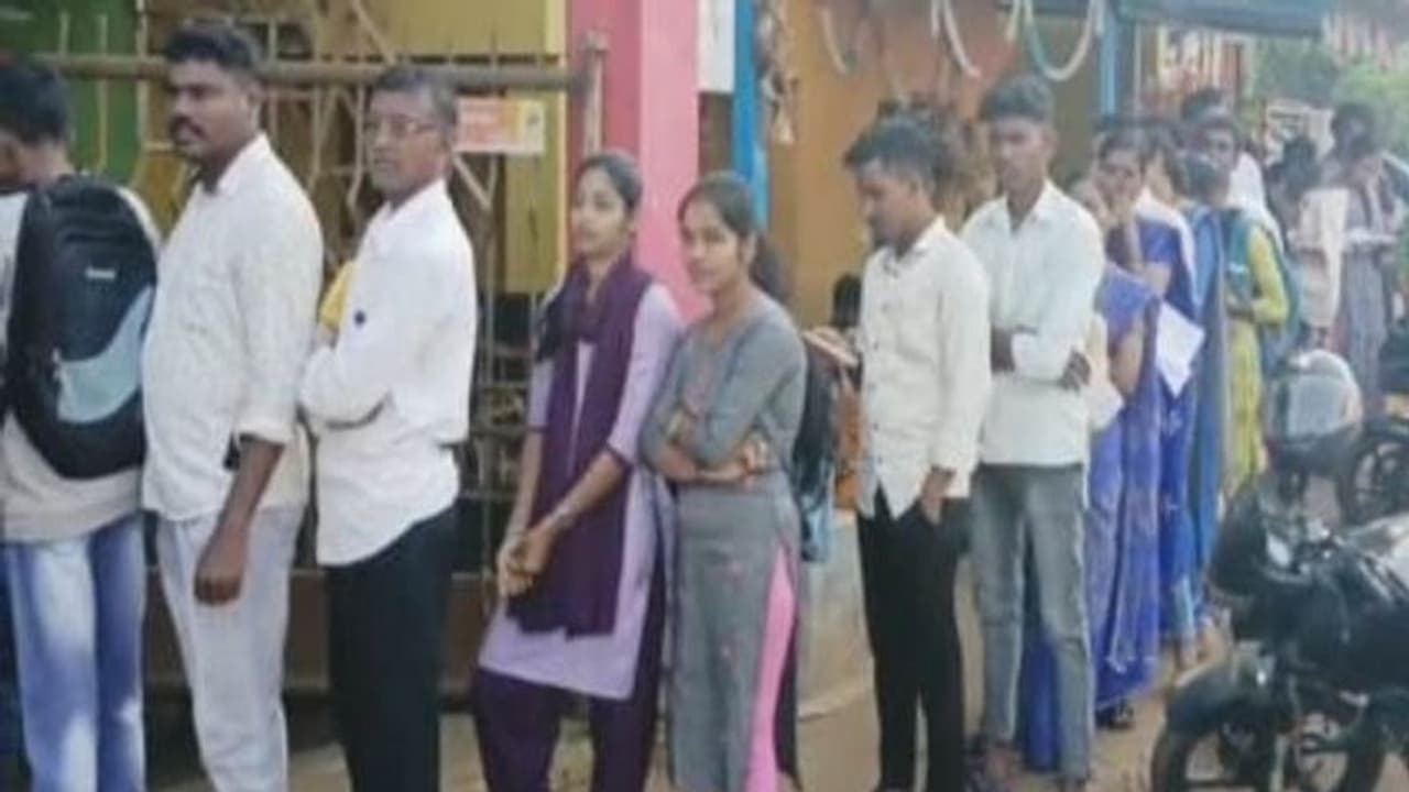 ಆಧಾರ್ ತಿದ್ದುಪಡಿಗೆ ಶುಕ್ರವಾರ ಮಾತ್ರ: ಜನ ಸುಸ್ತೋ ಸುಸ್ತು..! ಆಧಾರ್ ತಿದ್ದುಪಡಿಗೆ ಶುಕ್ರವಾರ ಮಾತ್ರ: ಜನ ಸುಸ್ತೋ ಸುಸ್ತು..!