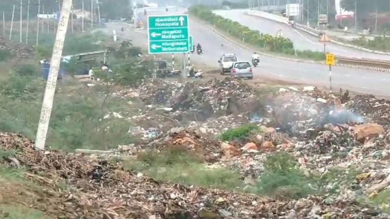 ಚಿತ್ರದುರ್ಗ: ಕೆರೆ ಪಕ್ಕದಲ್ಲೇ ರಾಶಿ ರಾಶಿ ಕಸ, ದುರ್ವಾಸನೆ ತಾಳದೆ ಮೂಗು ಮುಚ್ಚಿ ಓಡಾಡ್ತಿರೋ ಜನ..!