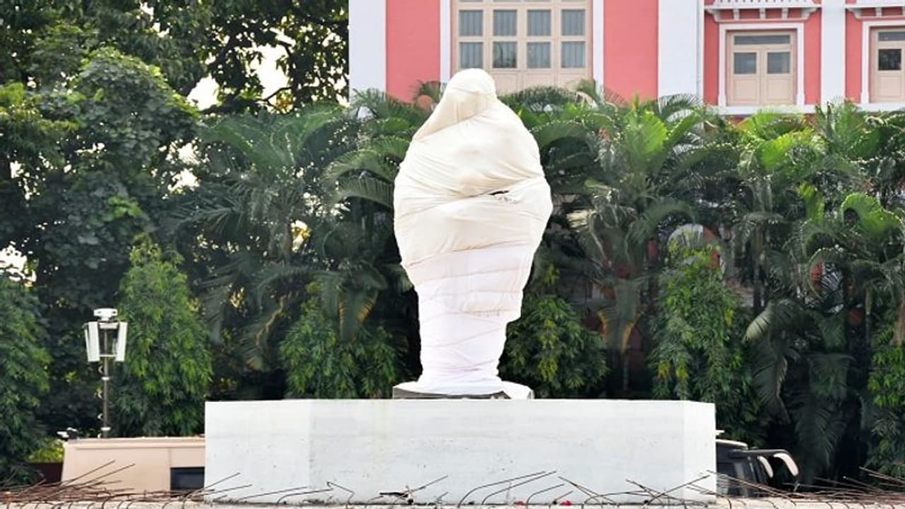 ಮೈಸೂರಲ್ಲಿ ರಾತ್ರೋ ರಾತ್ರಿ ರಾಜೇಂದ್ರ ಶ್ರೀಗಳ ಪ್ರತಿಮೆ ಪ್ರತಿಷ್ಠಾಪನೆ: ರಾಜವಂಶಸ್ಥೆ ಪ್ರಮೋದಾದೇವಿ ವಿರೋಧ ಮೈಸೂರಲ್ಲಿ ರಾತ್ರೋ ರಾತ್ರಿ ರಾಜೇಂದ್ರ ಶ್ರೀಗಳ ಪ್ರತಿಮೆ ಪ್ರತಿಷ್ಠಾಪನೆ: ರಾಜವಂಶಸ್ಥೆ ಪ್ರಮೋದಾದೇವಿ ವಿರೋಧ