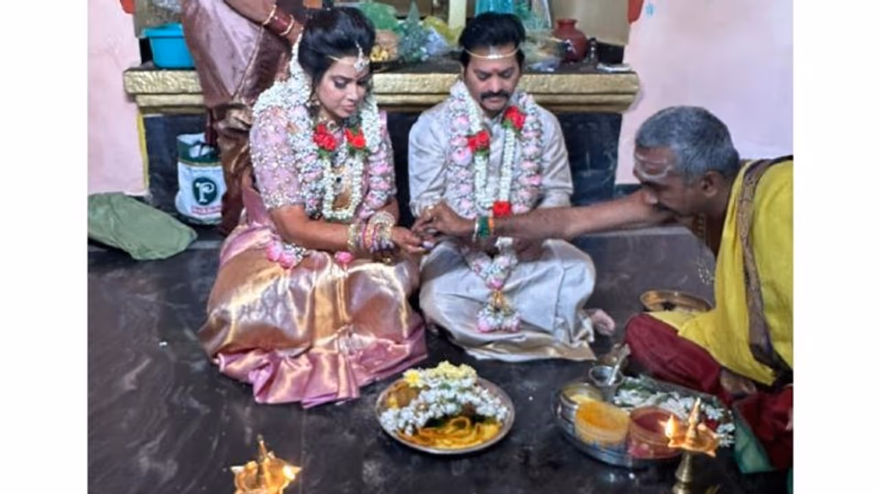 Redin Kingsley: బుల్లితెర నటిని పెళ్లి చేసుకున్న 'జైలర్' కమెడియన్.. ఎవరీ సంగీత..వైరల్ ఫొటోస్ Redin Kingsley: బుల్లితెర నటిని పెళ్లి చేసుకున్న 'జైలర్' కమెడియన్.. ఎవరీ సంగీత..వైరల్ ఫొటోస్