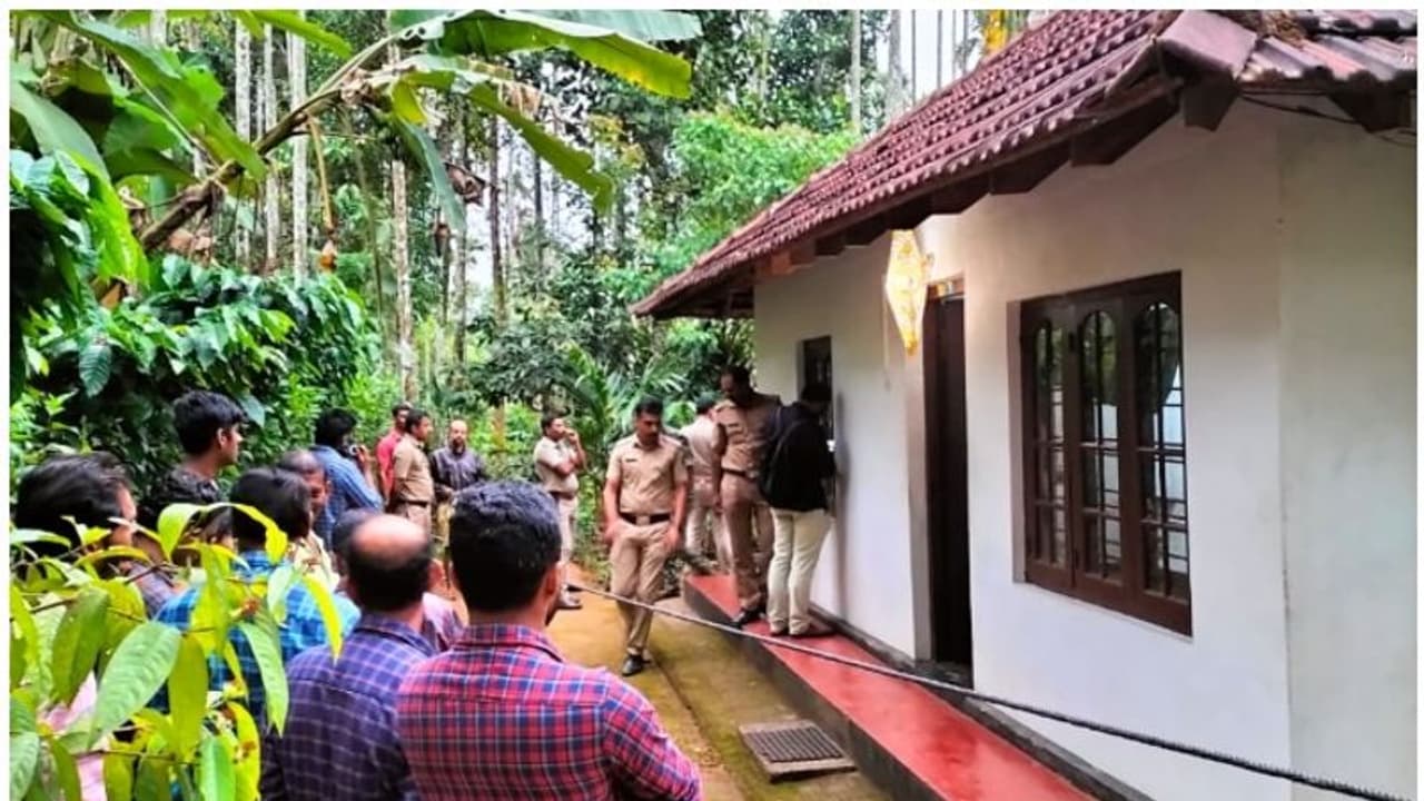 വയനാട്ടില് സുഹൃത്തിനെ വെട്ടിക്കൊന്ന് മധ്യവയസ്ക ജീവനൊടുക്കി വയനാട്ടില് സുഹൃത്തിനെ വെട്ടിക്കൊന്ന് മധ്യവയസ്ക ജീവനൊടുക്കി