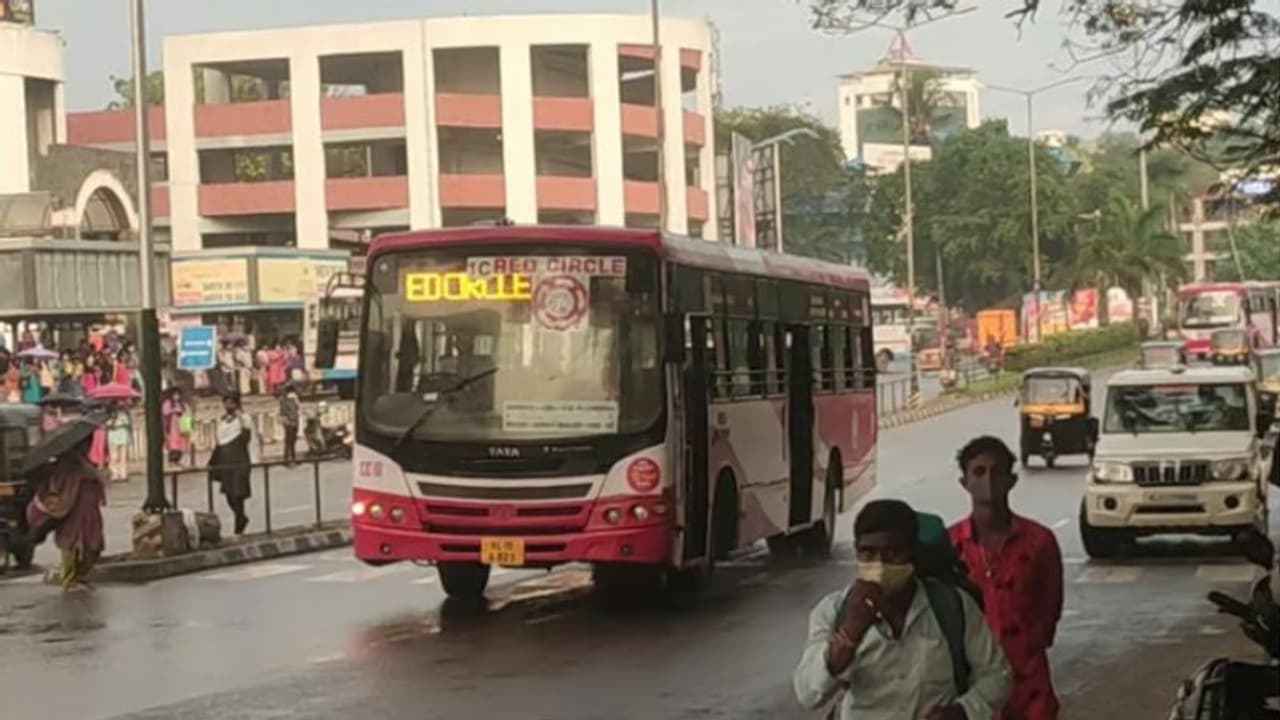 വന് ഹിറ്റായി സിറ്റി സര്ക്കുലര് സര്വീസ്; പ്രതിദിന യാത്രക്കാരുടെ എണ്ണം 70,000 കടന്നെന്ന് കെഎസ്ആര്ടിസി വന് ഹിറ്റായി സിറ്റി സര്ക്കുലര് സര്വീസ്; പ്രതിദിന യാത്രക്കാരുടെ എണ്ണം 70,000 കടന്നെന്ന് കെഎസ്ആര്ടിസി