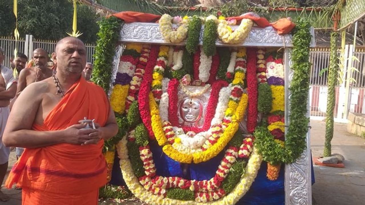 ಉಭಯ ಮಠಗಳು ಸೌಹಾರ್ಧತೆಯಿಂದ ಒಗ್ಗಟ್ಟಾಗುವ ಸಮಯ ಬಂದಿದೆ: ಸುಬುಧೇಂದ್ರ ಶ್ರೀ ಉಭಯ ಮಠಗಳು ಸೌಹಾರ್ಧತೆಯಿಂದ ಒಗ್ಗಟ್ಟಾಗುವ ಸಮಯ ಬಂದಿದೆ: ಸುಬುಧೇಂದ್ರ ಶ್ರೀ