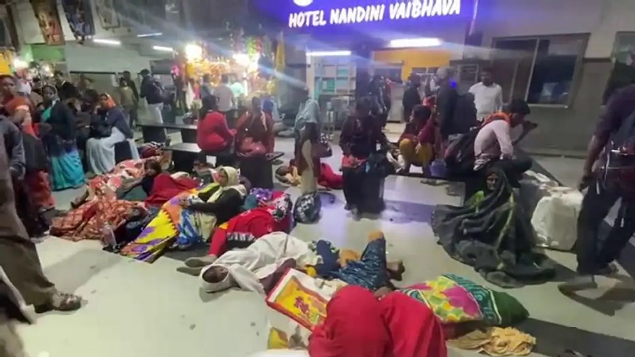 ಚಿಕ್ಕಮಗಳೂರು: ಧರ್ಮಸ್ಥಳಕ್ಕೆ ಬಸ್ ಇಲ್ಲದೆ ಪರದಾಟ, ಸಿಟ್ಟಿಗೆದ್ದು ಪ್ರಯಾಣಿಕರ ಪ್ರತಿಭಟನೆ ಚಿಕ್ಕಮಗಳೂರು: ಧರ್ಮಸ್ಥಳಕ್ಕೆ ಬಸ್ ಇಲ್ಲದೆ ಪರದಾಟ, ಸಿಟ್ಟಿಗೆದ್ದು ಪ್ರಯಾಣಿಕರ ಪ್ರತಿಭಟನೆ