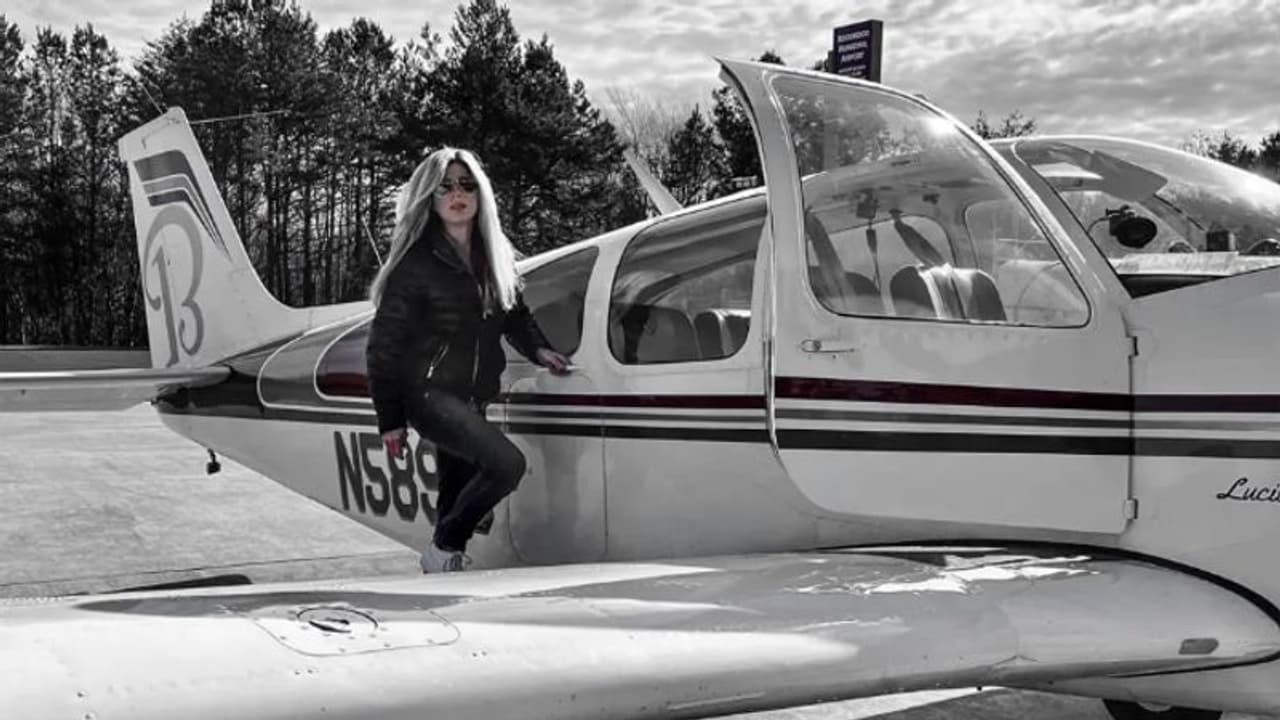 പാതി വഴിയിൽ വിമാനത്തിന്റെ ബാറ്ററി നിലച്ചാൽ... വൈറൽ വീഡിയോകളിലൂടെ താരമായ യുവതിക്ക് വിമാന അപകടത്തിൽ ദാരുണാന്ത്യം പാതി വഴിയിൽ വിമാനത്തിന്റെ ബാറ്ററി നിലച്ചാൽ... വൈറൽ വീഡിയോകളിലൂടെ താരമായ യുവതിക്ക് വിമാന അപകടത്തിൽ ദാരുണാന്ത്യം