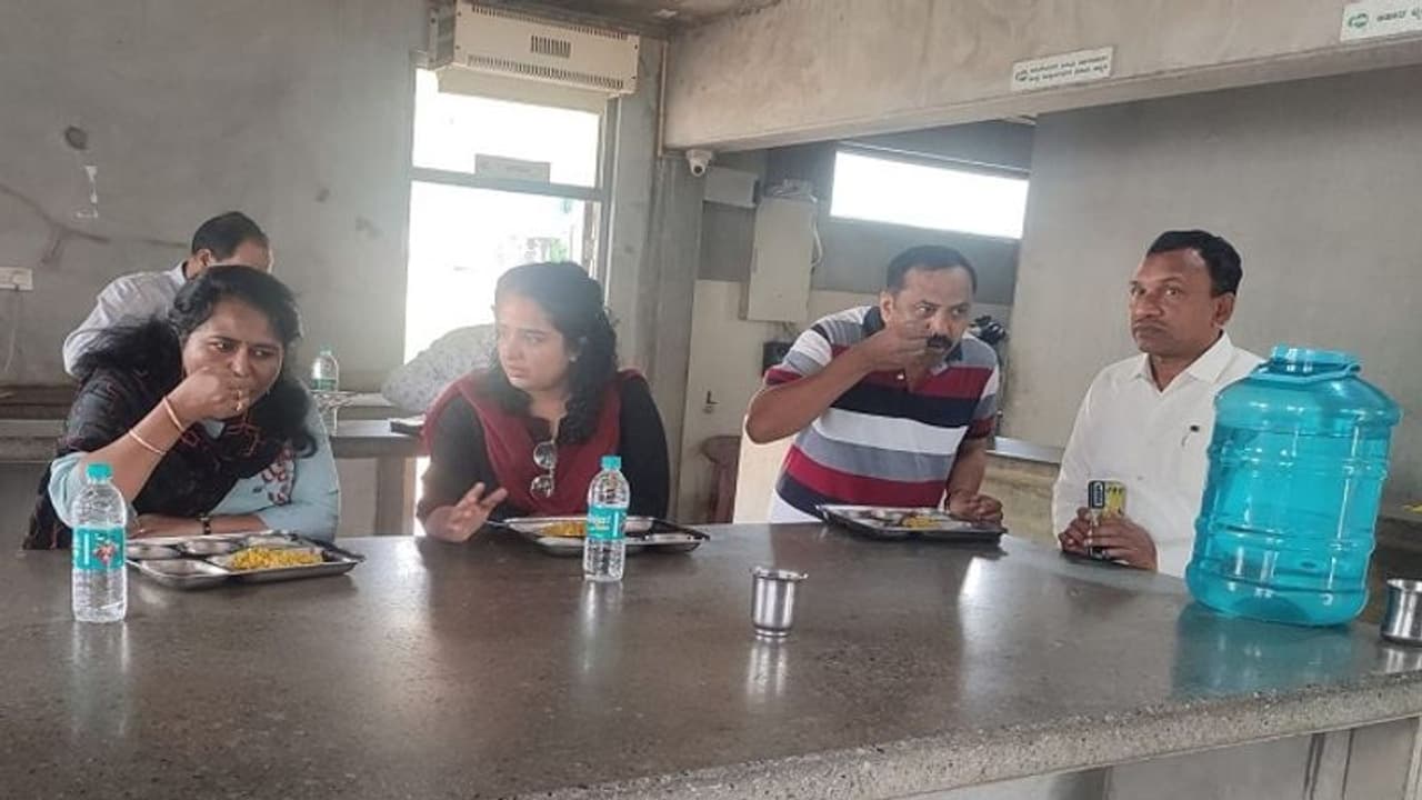 ಕಾರವಾರ: ಇಂದಿರಾ ಕ್ಯಾಂಟಿನ್ನಲ್ಲಿ ಉಪಾಹಾರ ಸವಿದ ಡಿಸಿ ಗಂಗೂಬಾಯಿ ಮಾನಕರ ಕಾರವಾರ: ಇಂದಿರಾ ಕ್ಯಾಂಟಿನ್ನಲ್ಲಿ ಉಪಾಹಾರ ಸವಿದ ಡಿಸಿ ಗಂಗೂಬಾಯಿ ಮಾನಕರ