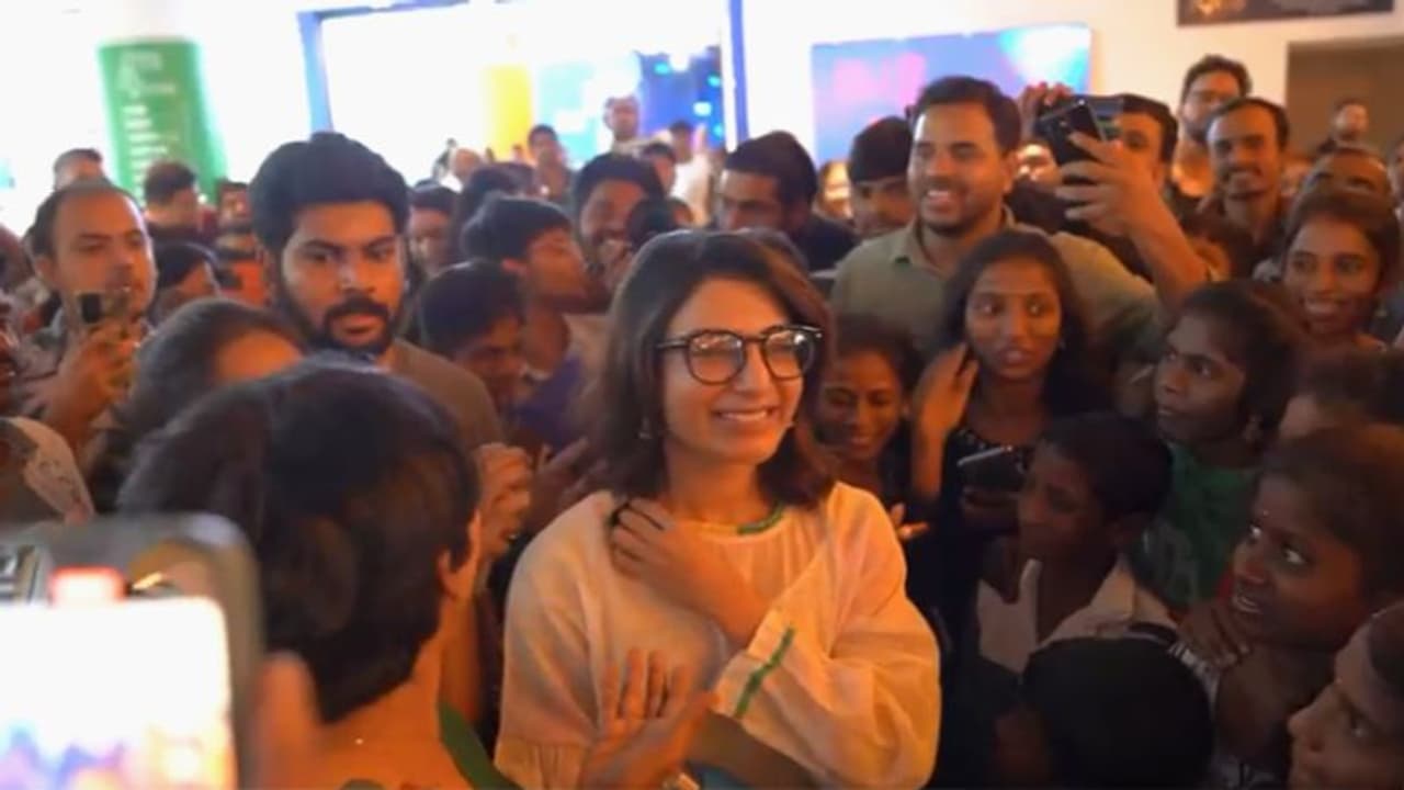 సమంతని చూసి కేకలు పెట్టిన `ప్రత్యూష` స్టూడెండ్స్.. అరుపులతో హోరెత్తిపోయిన ఏఎంబీ.. సమంతని చూసి కేకలు పెట్టిన `ప్రత్యూష` స్టూడెండ్స్.. అరుపులతో హోరెత్తిపోయిన ఏఎంబీ..