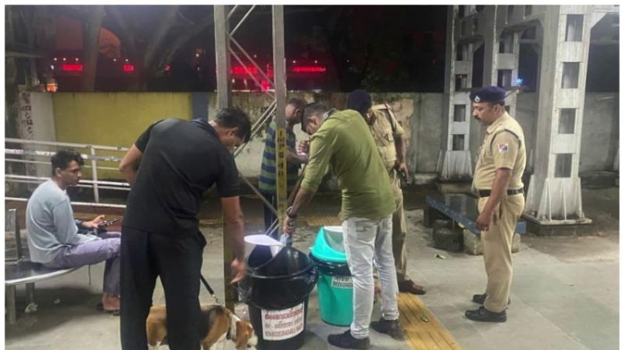 ആലുവ റെയിൽവേ സ്റ്റേഷനിൽ ബോംബ് ഭീഷണി സന്ദേശം; പരിശോധന തുടർന്ന് ബോംബ് സ്ക്വാഡും ഡോ​ഗ് സ്ക്വാഡും