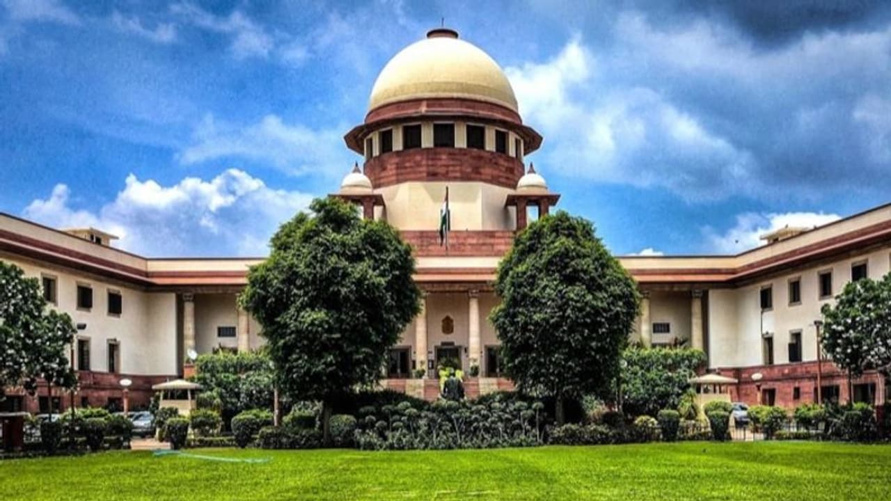 ஜம்மு காஷ்மீருக்கான சிறப்பு அந்தஸ்து.. பரபரப்பாக நடக்கும் வழக்கு உச்ச நீதிமன்றத்தில் இன்று தீர்ப்பு! ஜம்மு காஷ்மீருக்கான சிறப்பு அந்தஸ்து.. பரபரப்பாக நடக்கும் வழக்கு உச்ச நீதிமன்றத்தில் இன்று தீர்ப்பு!