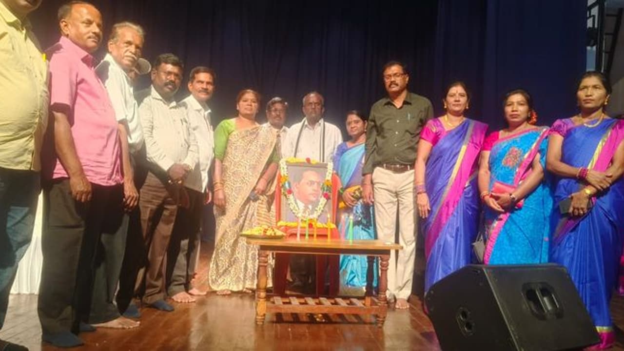 ಸರಳ ವಿವಾಹ ಸಮಾಜಕ್ಕೆ ಮಾದರಿ: ಟಿ.ಲಕ್ಷ್ಮೀನರಸಯ್ಯ ಸರಳ ವಿವಾಹ ಸಮಾಜಕ್ಕೆ ಮಾದರಿ: ಟಿ.ಲಕ್ಷ್ಮೀನರಸಯ್ಯ