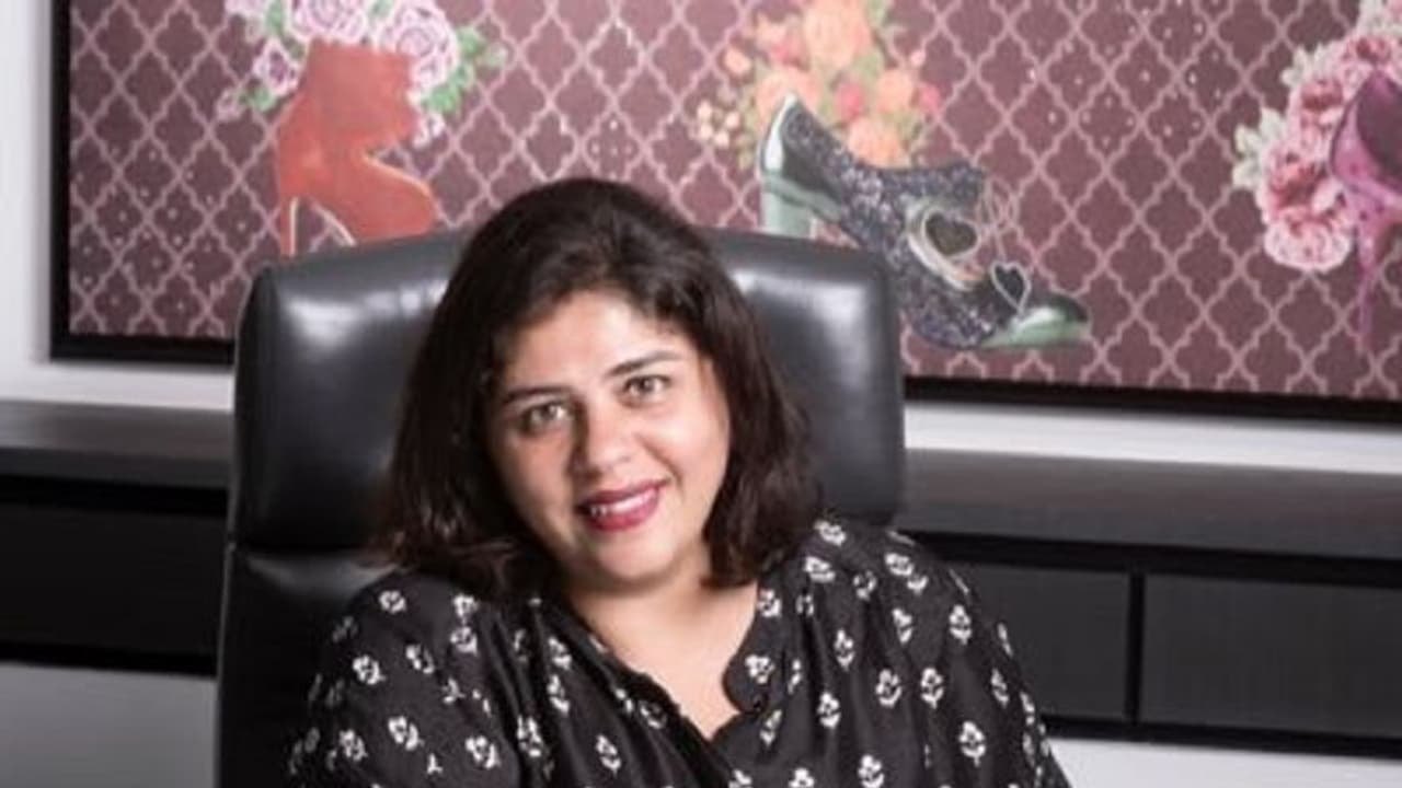 ಅಪ್ಪನ ಪಾದರಕ್ಷೆಉದ್ಯಮ ಮುನ್ನಡೆಸಲು ಅಮೆರಿಕ ಬಿಟ್ಟು ಭಾರತಕ್ಕೆ ಮರಳಿದ ಮಗಳು ಇಂದು ಬಿಲಿಯನೇರ್ ಉದ್ಯಮಿ ಅಪ್ಪನ ಪಾದರಕ್ಷೆಉದ್ಯಮ ಮುನ್ನಡೆಸಲು ಅಮೆರಿಕ ಬಿಟ್ಟು ಭಾರತಕ್ಕೆ ಮರಳಿದ ಮಗಳು ಇಂದು ಬಿಲಿಯನೇರ್ ಉದ್ಯಮಿ