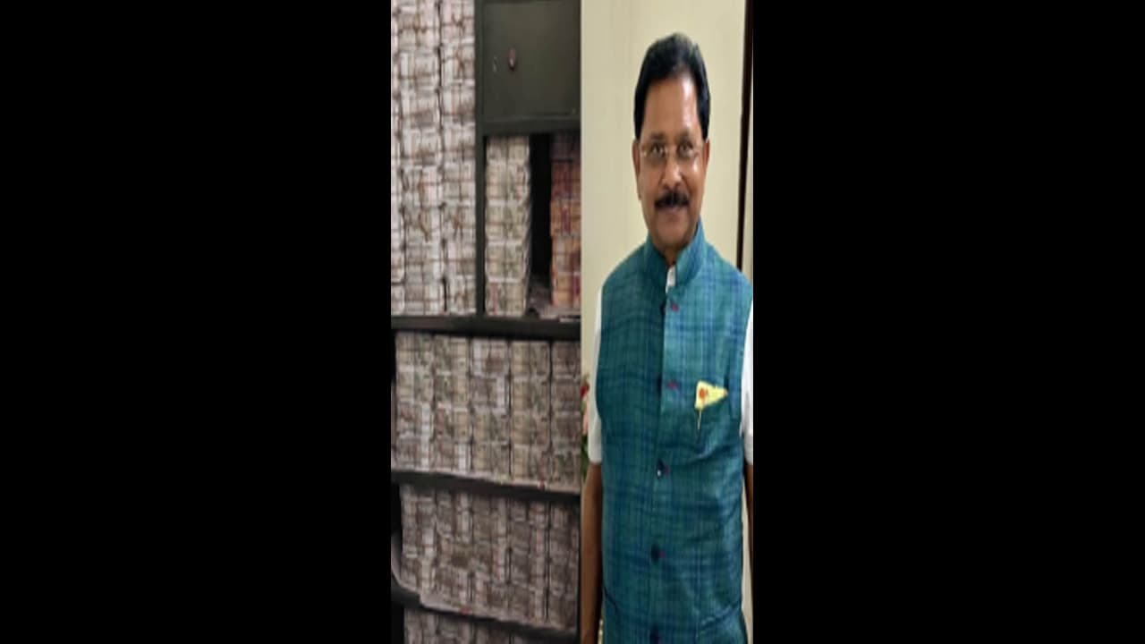 ಪಾಳು ಬಂಗ್ಲೇಲಿ 329 ಕೋಟಿ ರು. ಮುಚ್ಚಿಟ್ಟಿದ್ದ ಕೈ ಸಂಸದ ಸಾಹು! ಪಾಳು ಬಂಗ್ಲೇಲಿ 329 ಕೋಟಿ ರು. ಮುಚ್ಚಿಟ್ಟಿದ್ದ ಕೈ ಸಂಸದ ಸಾಹು!