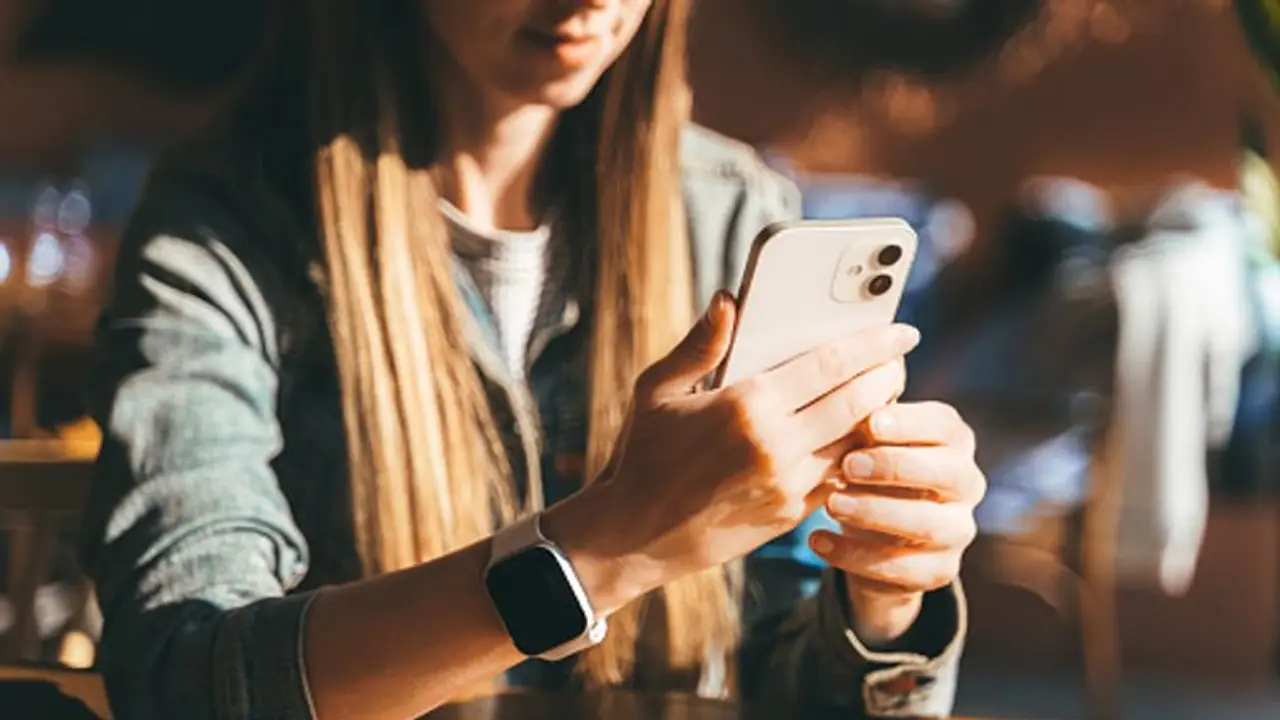 'ಅಮ್ಮಾ ನನ್ನ ಕಾಪಾಡು' ಎಐ ಬಳಸಿ ಮಗಳ ಧ್ವನಿಯಲ್ಲಿ ಬಂದ ಫೇಕ್ ಕಾಲ್ಗೆ ತಾಯಿ ಮಾಡಿದ್ದೇನು? 'ಅಮ್ಮಾ ನನ್ನ ಕಾಪಾಡು' ಎಐ ಬಳಸಿ ಮಗಳ ಧ್ವನಿಯಲ್ಲಿ ಬಂದ ಫೇಕ್ ಕಾಲ್ಗೆ ತಾಯಿ ಮಾಡಿದ್ದೇನು?