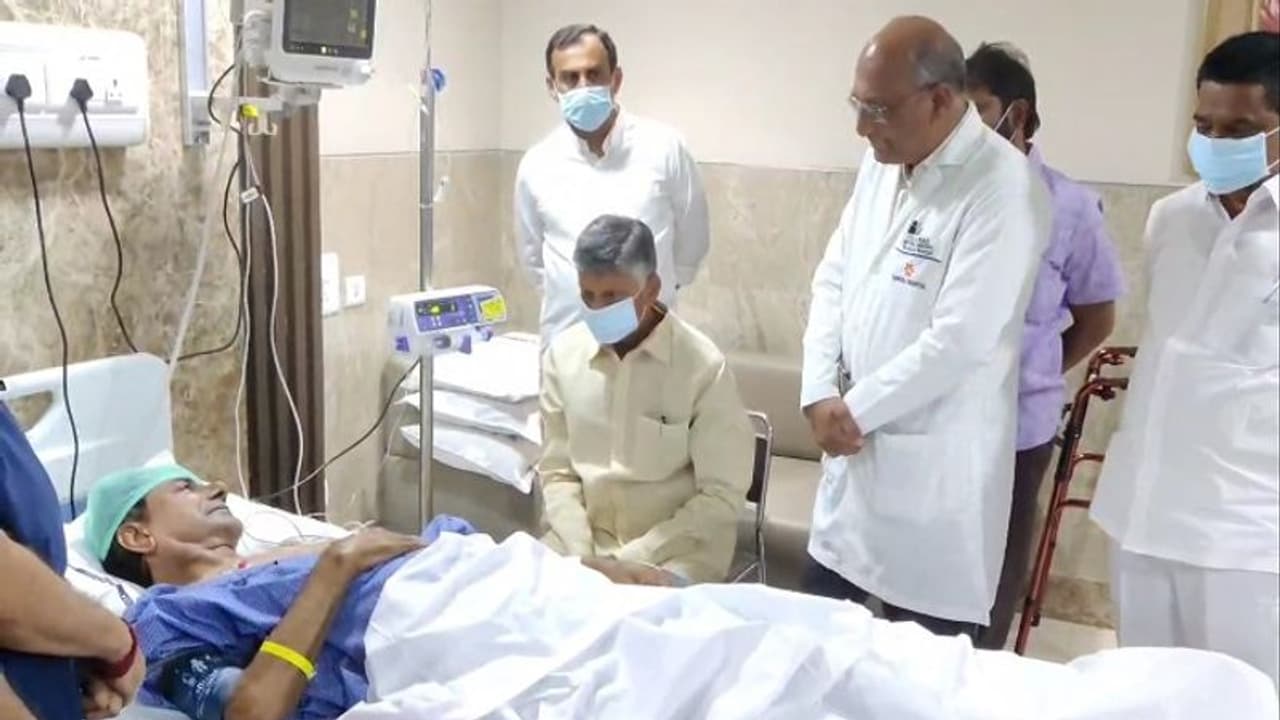 దెబ్బ ఎలా తగిలింది: కేసీఆర్ను పరామర్శించిన చంద్రబాబు దెబ్బ ఎలా తగిలింది: కేసీఆర్ను పరామర్శించిన చంద్రబాబు