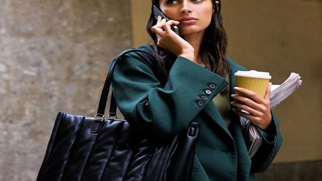 ఇక్కడ ఆఫీస్కు బ్యాగులో ఎం తీసుకెళ్తారో తెలుసా.. రోజుకి ఒక్కసారి కాదు చాలా సార్లు.. ఇక్కడ ఆఫీస్కు బ్యాగులో ఎం తీసుకెళ్తారో తెలుసా.. రోజుకి ఒక్కసారి కాదు చాలా సార్లు..