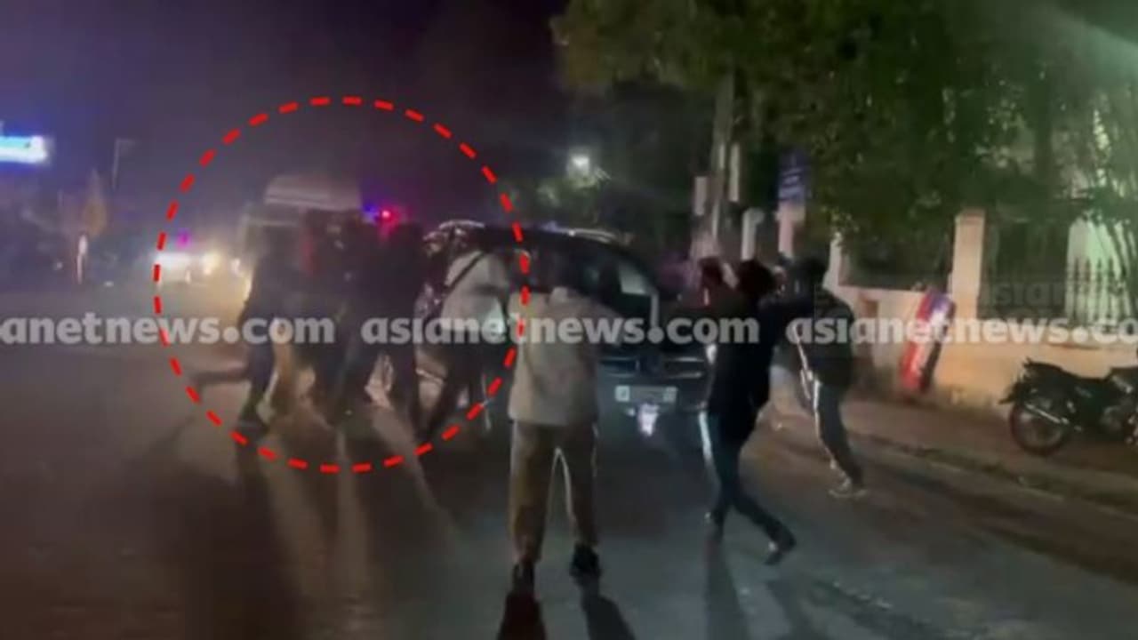 ഗവര്ണര്ക്കെതിരെ തലസ്ഥാനത്ത് കരിങ്കൊടി പ്രതിഷേധം: 19 എസ്എഫ്ഐ പ്രവര്ത്തകര് കസ്റ്റഡിയിൽ ഗവര്ണര്ക്കെതിരെ തലസ്ഥാനത്ത് കരിങ്കൊടി പ്രതിഷേധം: 19 എസ്എഫ്ഐ പ്രവര്ത്തകര് കസ്റ്റഡിയിൽ