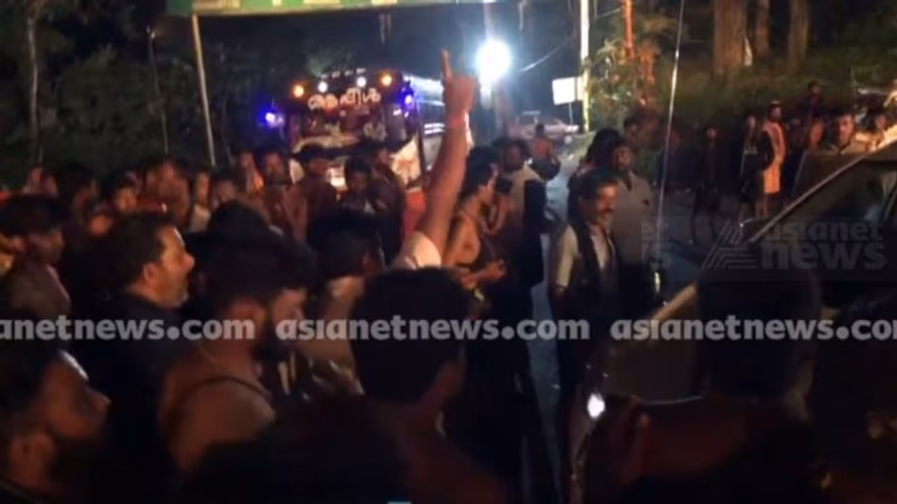 വെള്ളവും ഭക്ഷണവുമില്ല: ഇലവുങ്കലിൽ ശബരിമല തീര്ത്ഥാടകരുടെ പ്രതിഷേധം; നിലയ്ക്കലിൽ ബസിലും പ്രതിഷേധം വെള്ളവും ഭക്ഷണവുമില്ല: ഇലവുങ്കലിൽ ശബരിമല തീര്ത്ഥാടകരുടെ പ്രതിഷേധം; നിലയ്ക്കലിൽ ബസിലും പ്രതിഷേധം