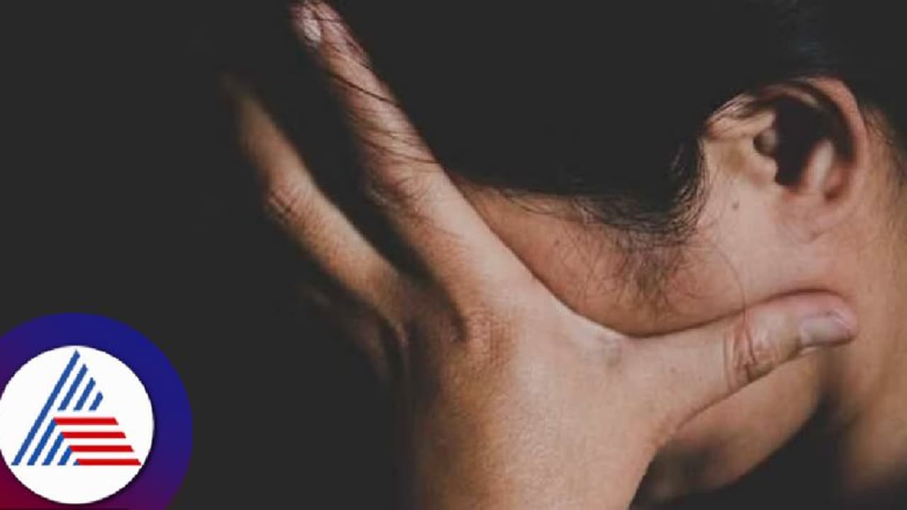 ಗಂಡನ ತೊರೆದು ಬಾ ಎಂದು ಮಹಿಳೆಗೆ ಯುವಕನ ಕಿರುಕುಳ; ದೂರು ದಾಖಲು ಗಂಡನ ತೊರೆದು ಬಾ ಎಂದು ಮಹಿಳೆಗೆ ಯುವಕನ ಕಿರುಕುಳ; ದೂರು ದಾಖಲು