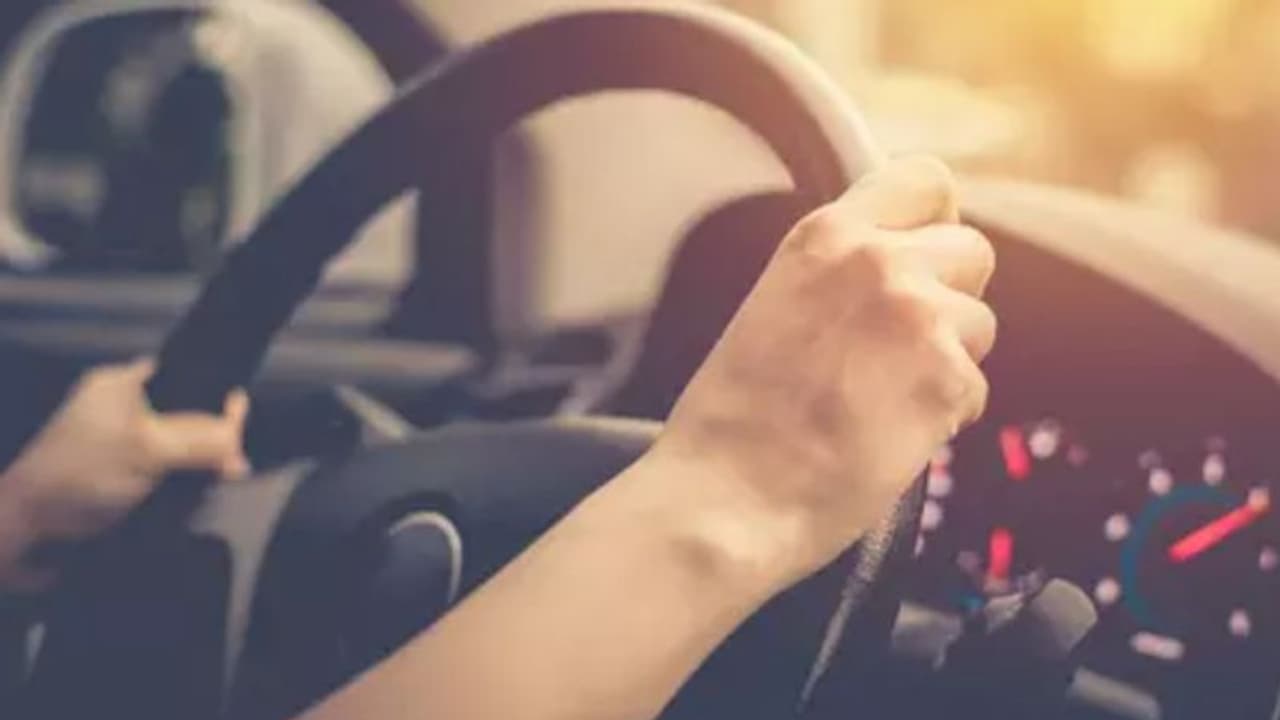 1 മിനിട്ടും 43 സെക്കന്‍റും ബാക്കി, കാറിന് ഇഷ്ട നമ്പർ കിട്ടിയില്ല; മലപ്പുറം സ്വദേശിക്ക് 25,000 രൂപ നഷ്ടപരിഹാരം