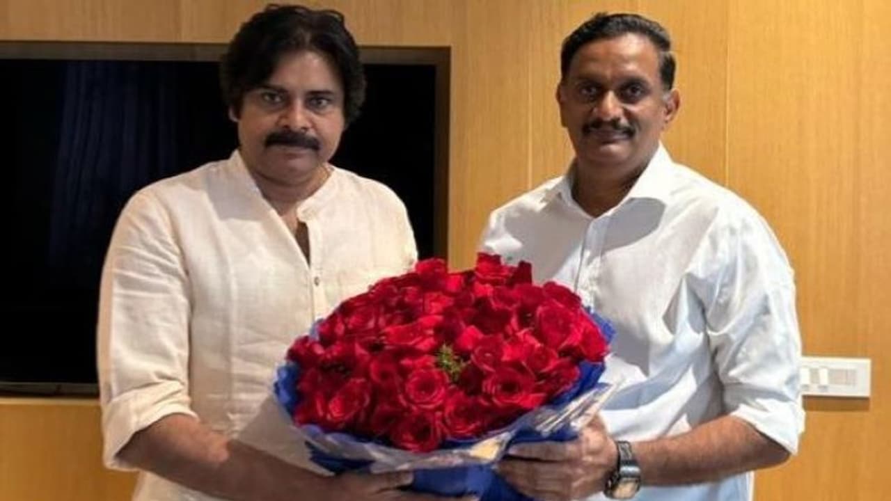 పవన్ కల్యాణ్ ను కలిసిన కేశినేని చిన్ని... హైదరాబాద్ లో భేటీ పవన్ కల్యాణ్ ను కలిసిన కేశినేని చిన్ని... హైదరాబాద్ లో భేటీ