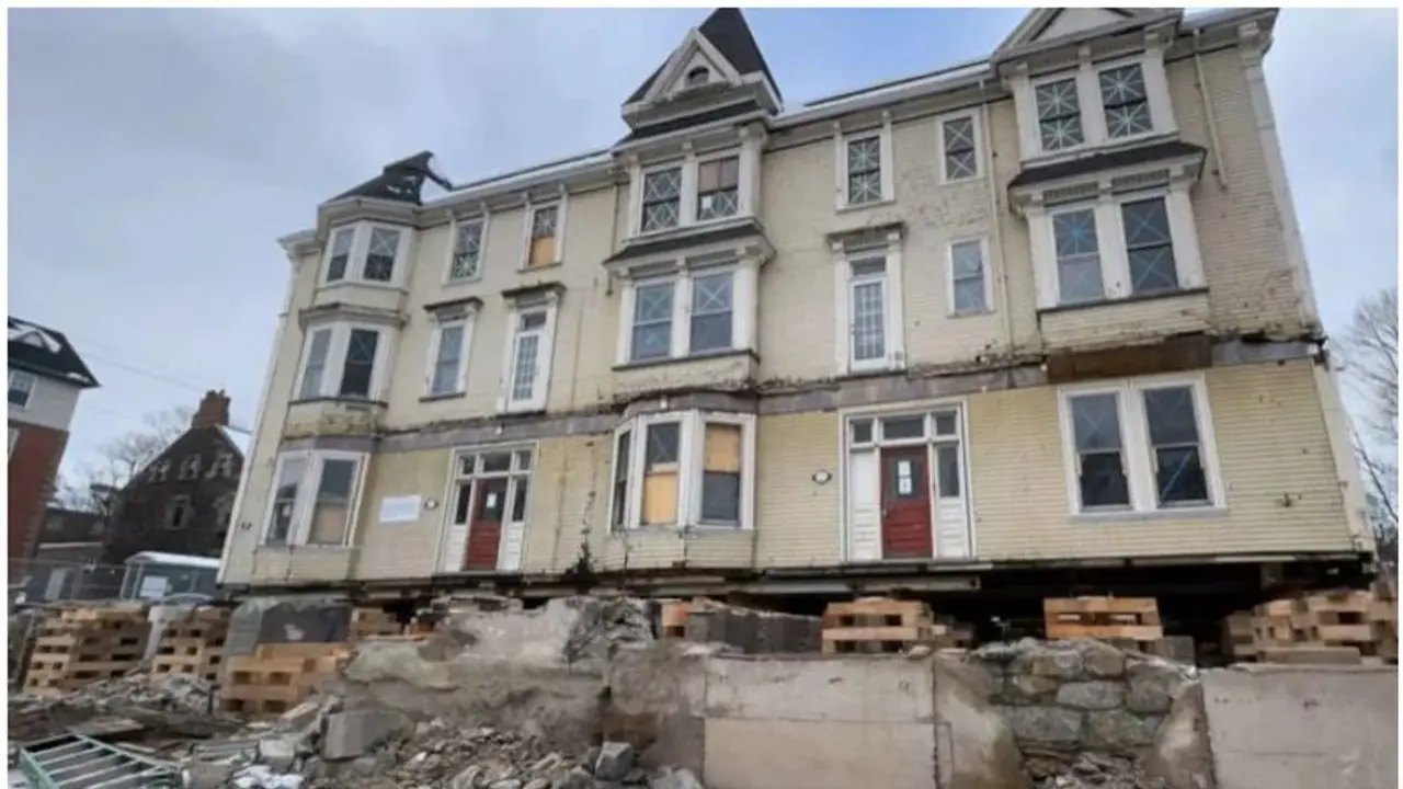 200 വർഷം പഴക്കവും 220 ടൺ ഭാരവും; കൂറ്റൻ കെട്ടിടം പൊളിക്കാതെ മാറ്റിസ്ഥാപിച്ചത് വെറും അലക്ക് സോപ്പുപയോഗിച്ച്! 200 വർഷം പഴക്കവും 220 ടൺ ഭാരവും; കൂറ്റൻ കെട്ടിടം പൊളിക്കാതെ മാറ്റിസ്ഥാപിച്ചത് വെറും അലക്ക് സോപ്പുപയോഗിച്ച്!