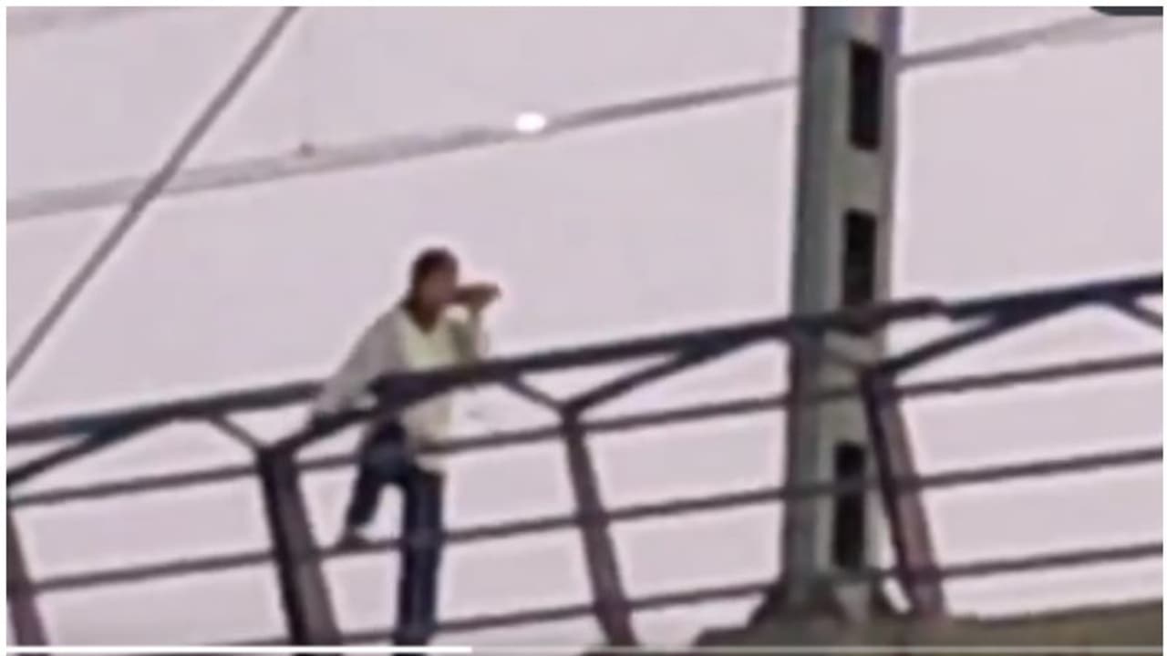 മൊബൈലും പിടിച്ച് മെട്രോ ട്രാക്കിൽ കയറി താഴേക്ക് ചാടുമെന്ന് യുവതിയുടെ ഭീഷണി, ഓടിയെത്തി പൊലീസ് പിന്നീട് നടന്നത് മൊബൈലും പിടിച്ച് മെട്രോ ട്രാക്കിൽ കയറി താഴേക്ക് ചാടുമെന്ന് യുവതിയുടെ ഭീഷണി, ഓടിയെത്തി പൊലീസ് പിന്നീട് നടന്നത്