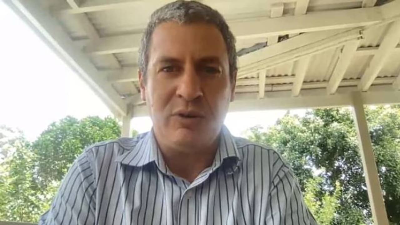 നിങ്ങൾക്കിത് വിശ്വസിക്കാനാവുമോ? ചർച്ചയ്ക്കിടയിൽ മുകളിൽ നിന്നും തൂങ്ങിയെത്തി അപ്രതീക്ഷിത അതിഥി നിങ്ങൾക്കിത് വിശ്വസിക്കാനാവുമോ? ചർച്ചയ്ക്കിടയിൽ മുകളിൽ നിന്നും തൂങ്ങിയെത്തി അപ്രതീക്ഷിത അതിഥി