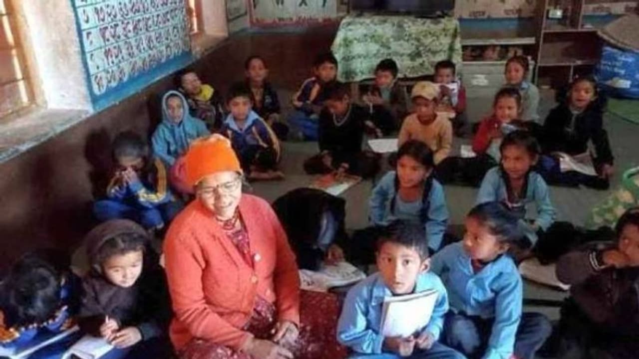 കണ്ട് പഠിക്കണം; പുസ്തകവും ബാഗുമായി കൊച്ചുമക്കൾക്കൊപ്പം ഒന്നാം ക്ലാസിൽ പോകാൻ 61 കാരിയും