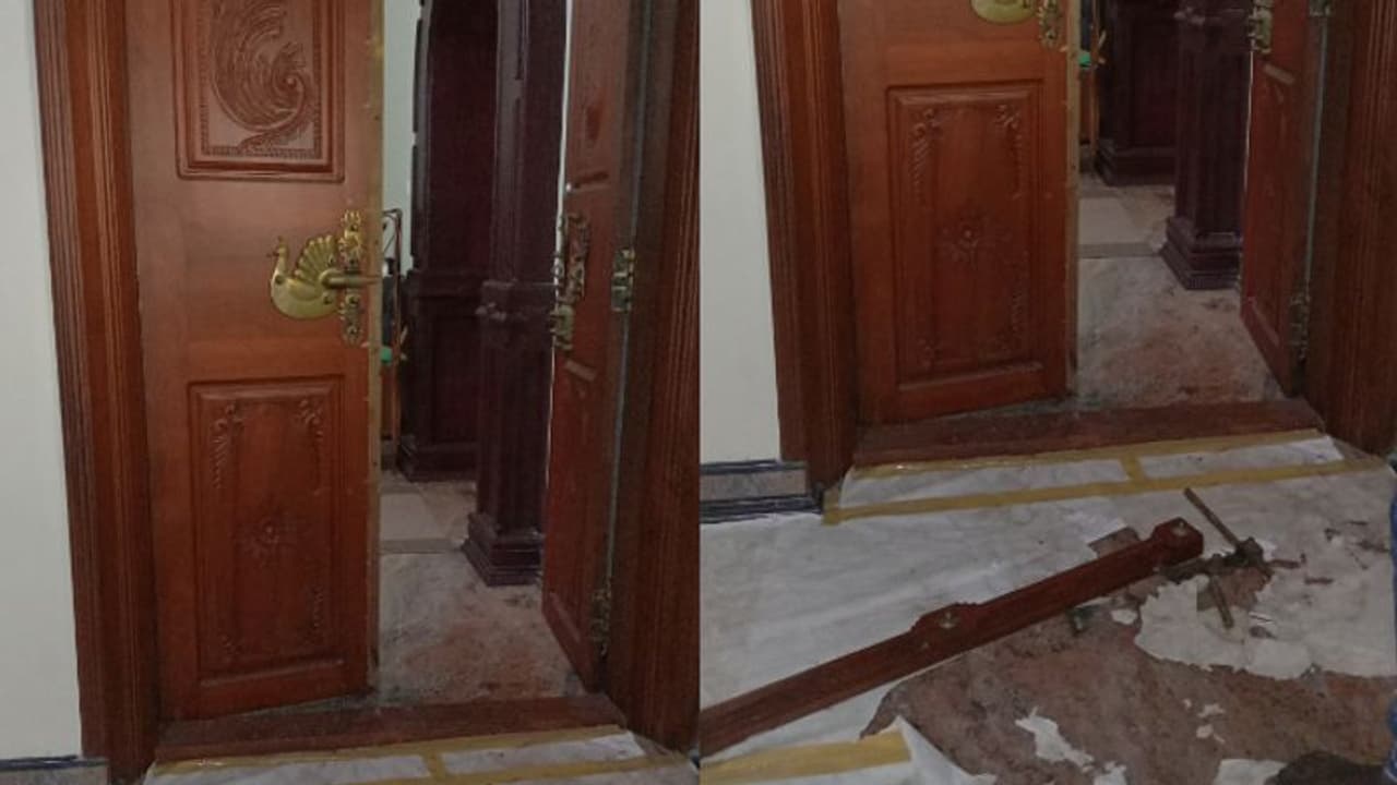 വീട്ടുകാർ ദുബായിൽ, വീട് കുത്തിത്തുറന്ന് കള്ളൻ, സിസിടിവി കാമറകളും ഹാര്ഡ് ഡിസ്ക്കും പൊക്കി; അന്വേഷണം വീട്ടുകാർ ദുബായിൽ, വീട് കുത്തിത്തുറന്ന് കള്ളൻ, സിസിടിവി കാമറകളും ഹാര്ഡ് ഡിസ്ക്കും പൊക്കി; അന്വേഷണം