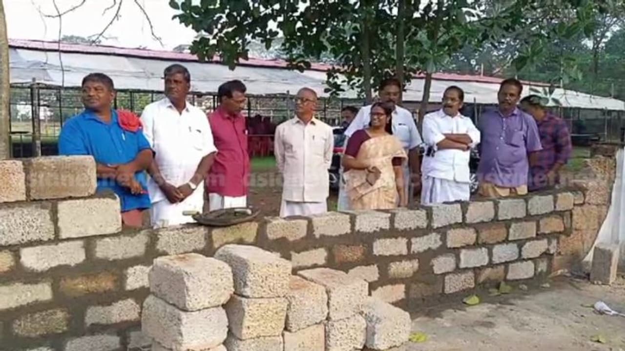 സംഘാടക സമിതി വാക്കുപാലിച്ചു: നവകേരള സദസ്സിനായി പൊളിച്ച സ്കൂൾ മതിൽ പുതുക്കിപ്പണിതു സംഘാടക സമിതി വാക്കുപാലിച്ചു: നവകേരള സദസ്സിനായി പൊളിച്ച സ്കൂൾ മതിൽ പുതുക്കിപ്പണിതു