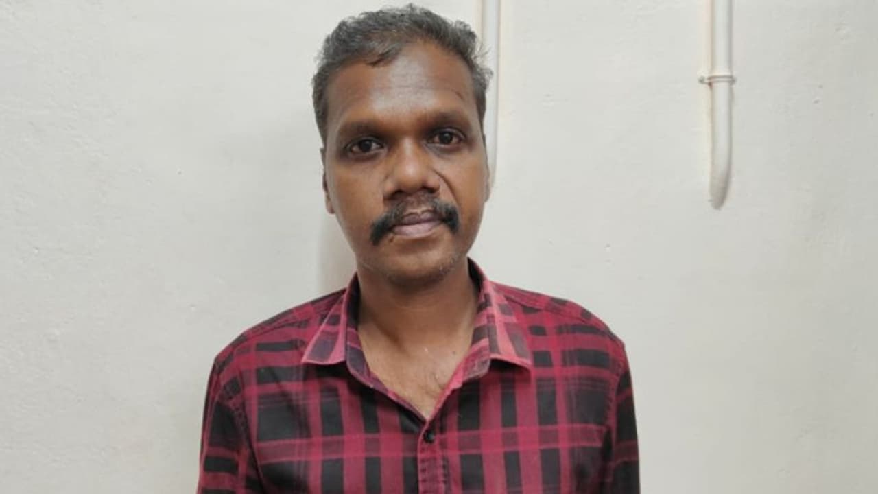 മുറിക്കുള്ളിൽ നിന്ന് ദുര്ഗന്ധം, കാഞ്ഞിരംകുളം പൊലീസെത്തിയപ്പോൾ പുഴുവരിച്ച നിലയിൽ 76കാരിയുടെ ജഡം, മകൻ റിമാൻഡിൽ മുറിക്കുള്ളിൽ നിന്ന് ദുര്ഗന്ധം, കാഞ്ഞിരംകുളം പൊലീസെത്തിയപ്പോൾ പുഴുവരിച്ച നിലയിൽ 76കാരിയുടെ ജഡം, മകൻ റിമാൻഡിൽ