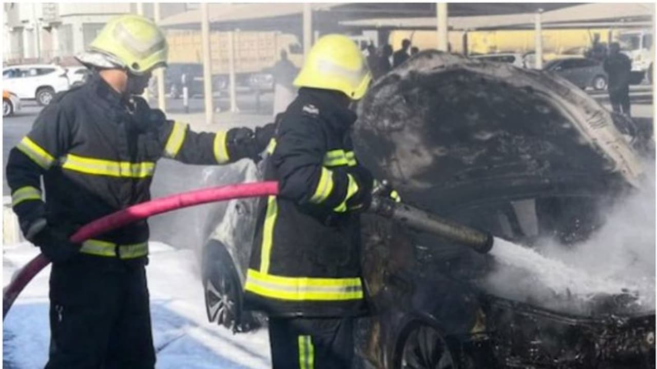 ഒമാനില്‍ വാഹനത്തിന് തീപിടിച്ചു; നിയന്ത്രണവിധേയമാക്കി സിവില്‍ ഡിഫന്‍സ് 