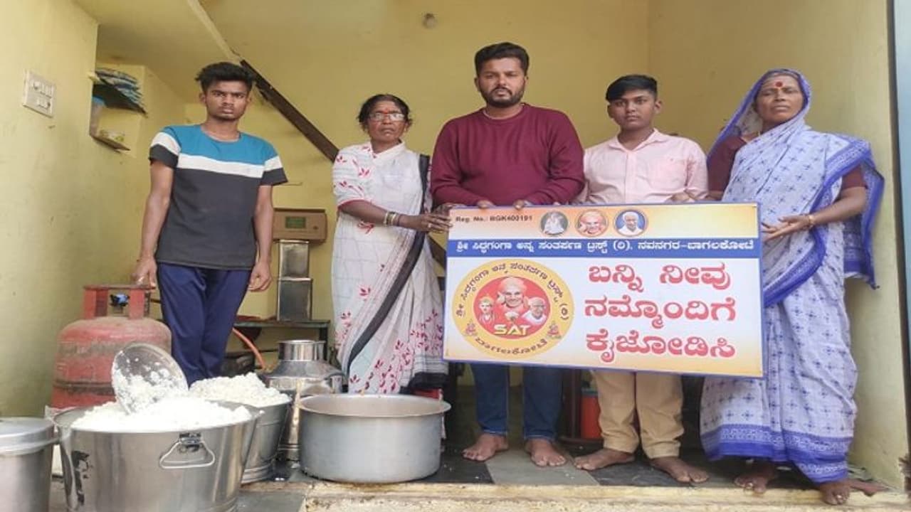ತುಮಕೂರು ಸಿದ್ದಗಂಗಾ ಶ್ರೀಗಳ ಪ್ರೇರಣೆ: ಅನ್ನದಾಸೋಹಕ್ಕೆ ಮುಂದಾದ ಬಾಗಲಕೋಟೆಯ ಯುವಕ..! ತುಮಕೂರು ಸಿದ್ದಗಂಗಾ ಶ್ರೀಗಳ ಪ್ರೇರಣೆ: ಅನ್ನದಾಸೋಹಕ್ಕೆ ಮುಂದಾದ ಬಾಗಲಕೋಟೆಯ ಯುವಕ..!