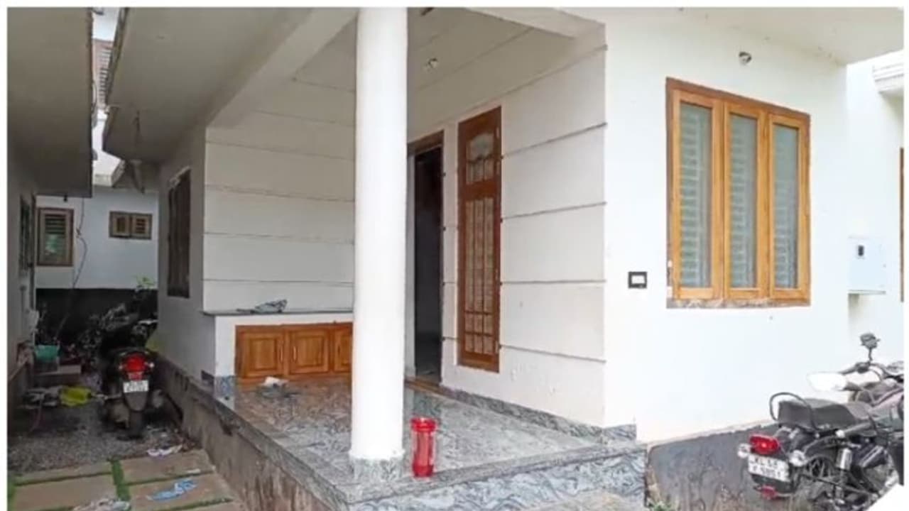 ഭാര്യയും ഭർത്താവും ജോലിക്ക് പോയ സമയത്ത് വീട്ടിൽ മോഷണം; പണം മോഷ്ടിച്ചവർ ആഭരണങ്ങൾ കണ്ടില്ല, അന്വേഷണം തുടങ്ങി ഭാര്യയും ഭർത്താവും ജോലിക്ക് പോയ സമയത്ത് വീട്ടിൽ മോഷണം; പണം മോഷ്ടിച്ചവർ ആഭരണങ്ങൾ കണ്ടില്ല, അന്വേഷണം തുടങ്ങി